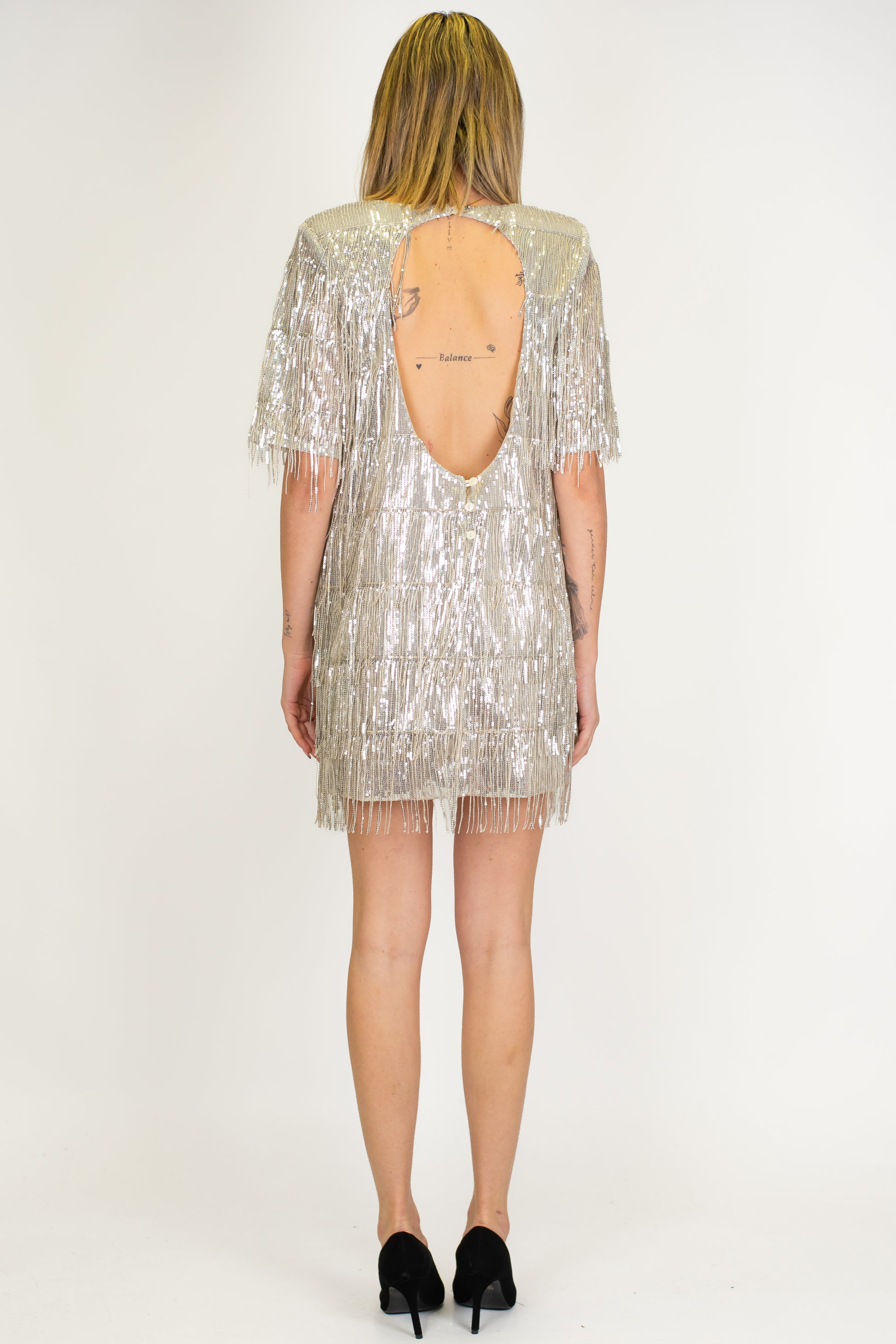Haveone - Abito corto mezzamanica con frange in paillettes e scollatura sul retro