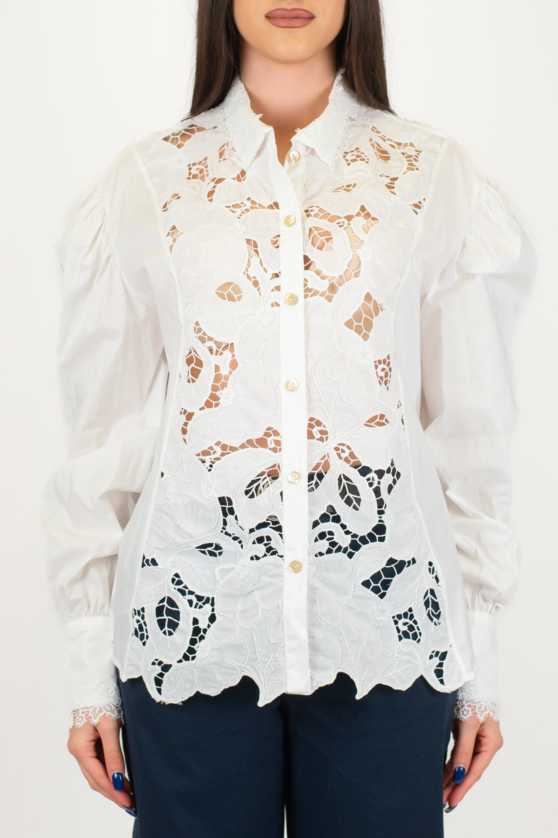 Tensione in - Camicia in crochet con maniche a palloncino