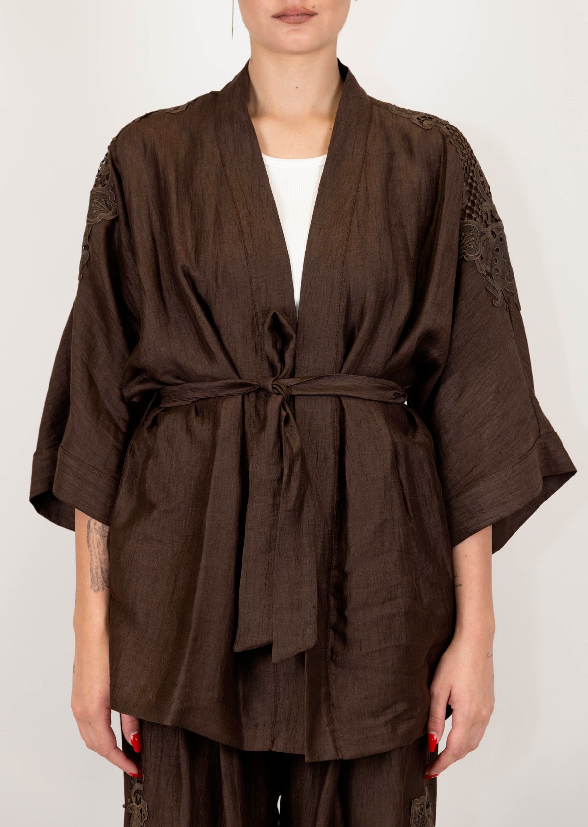 Maryley - Giacca kimono in lino con ricami sulle maniche e cintura in tessuto