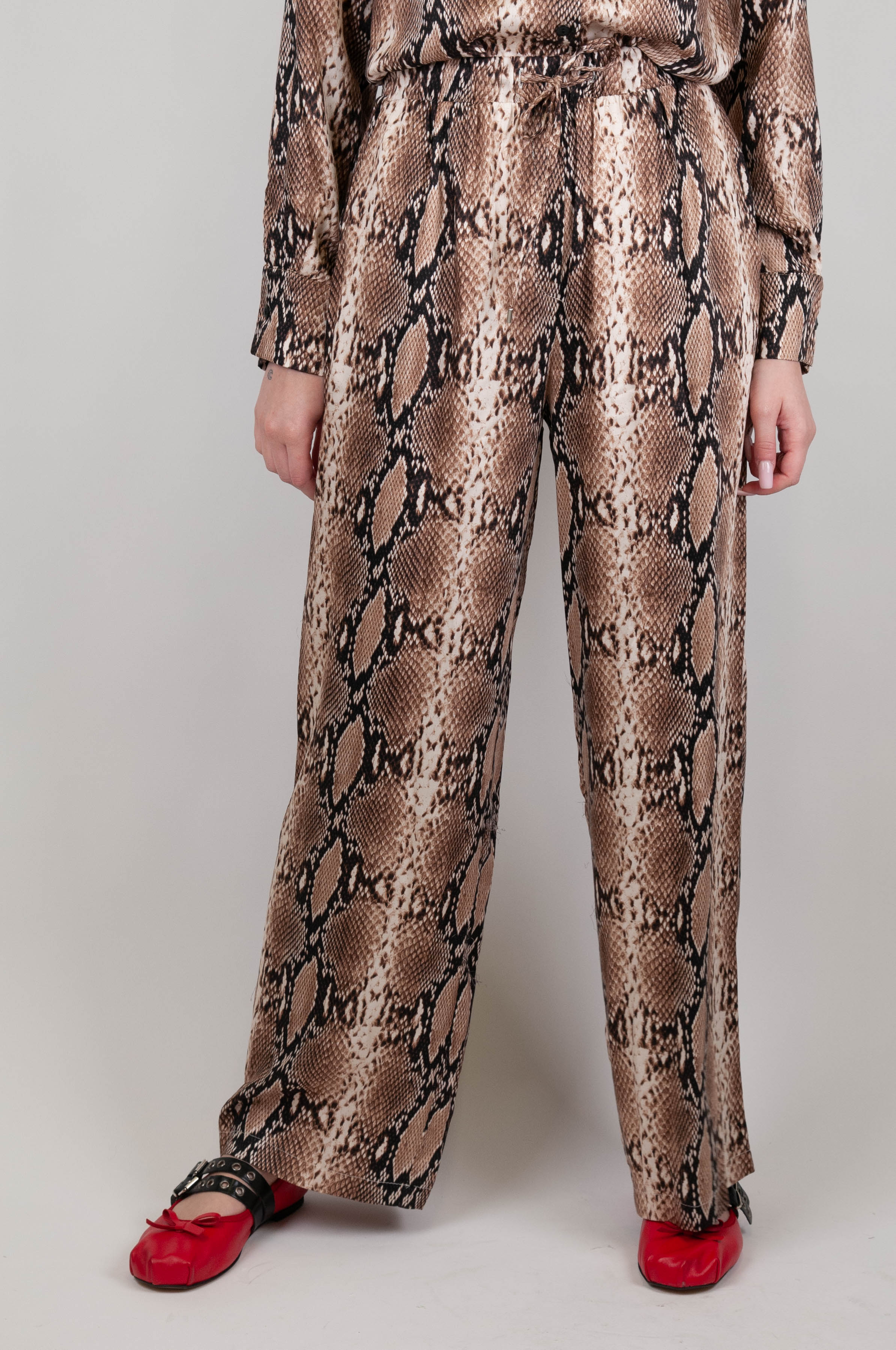 Tensione in - Pantalone fantasia animalier pitonata in viscosa con coulisse