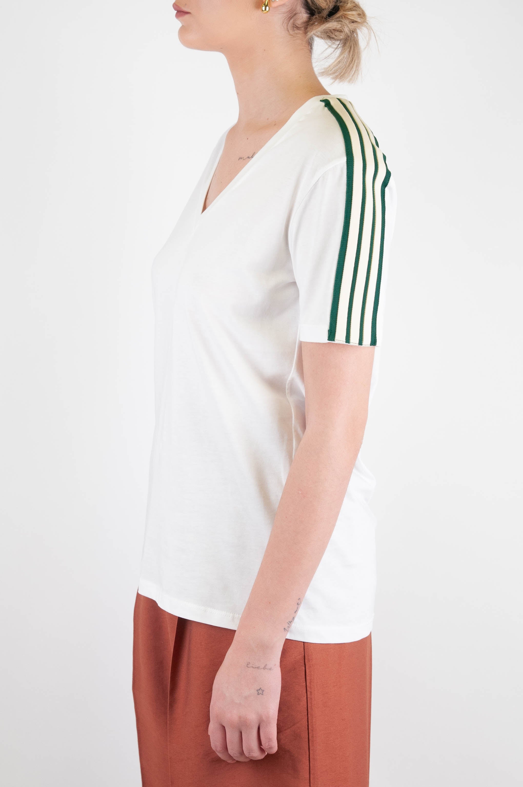 Tension in - V-neck T-shirt with contrasting band along the sleeves