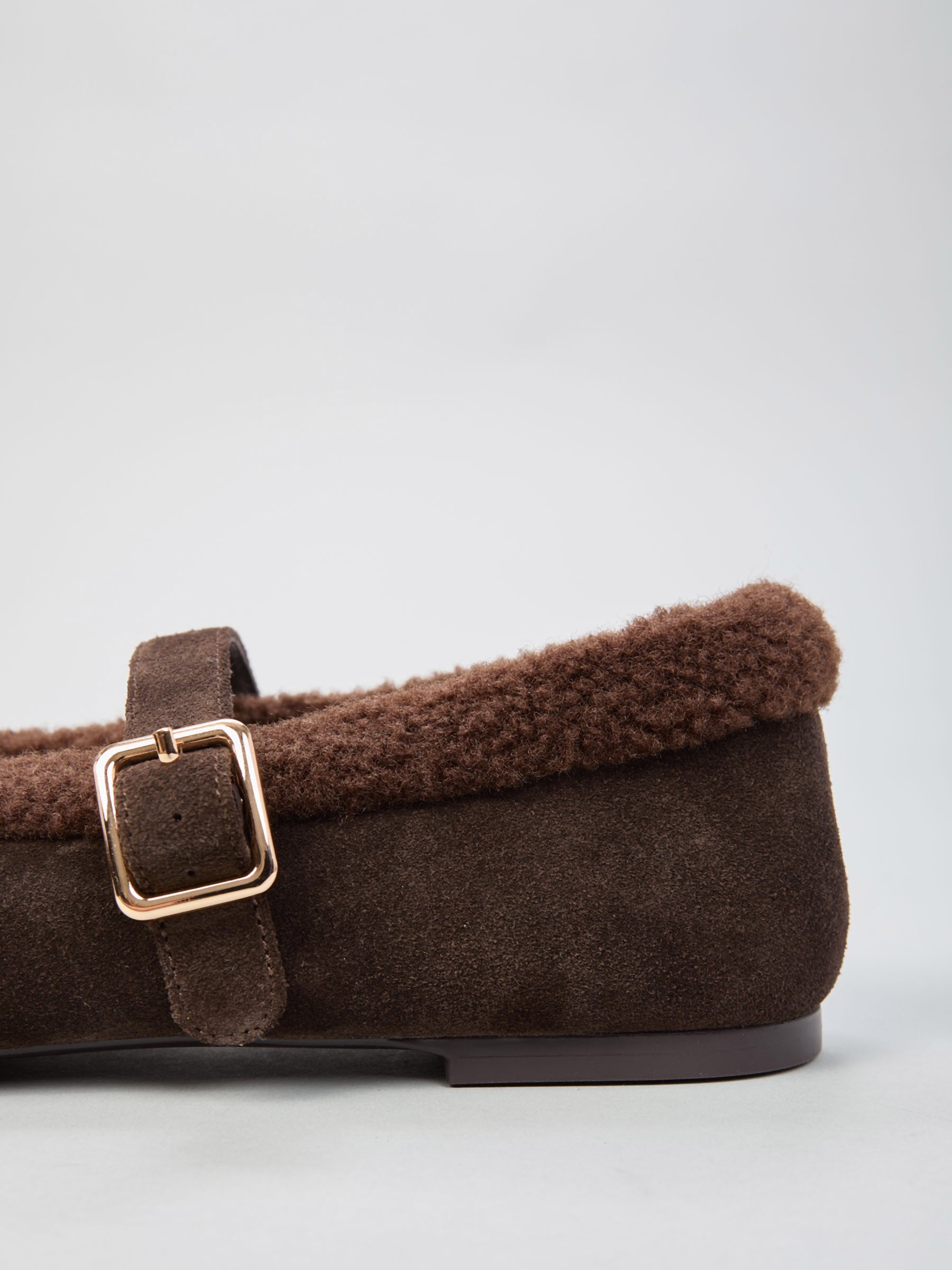 Ovyé - Ballerina in suede con cinturino sul collo piede e profilo pellicciato