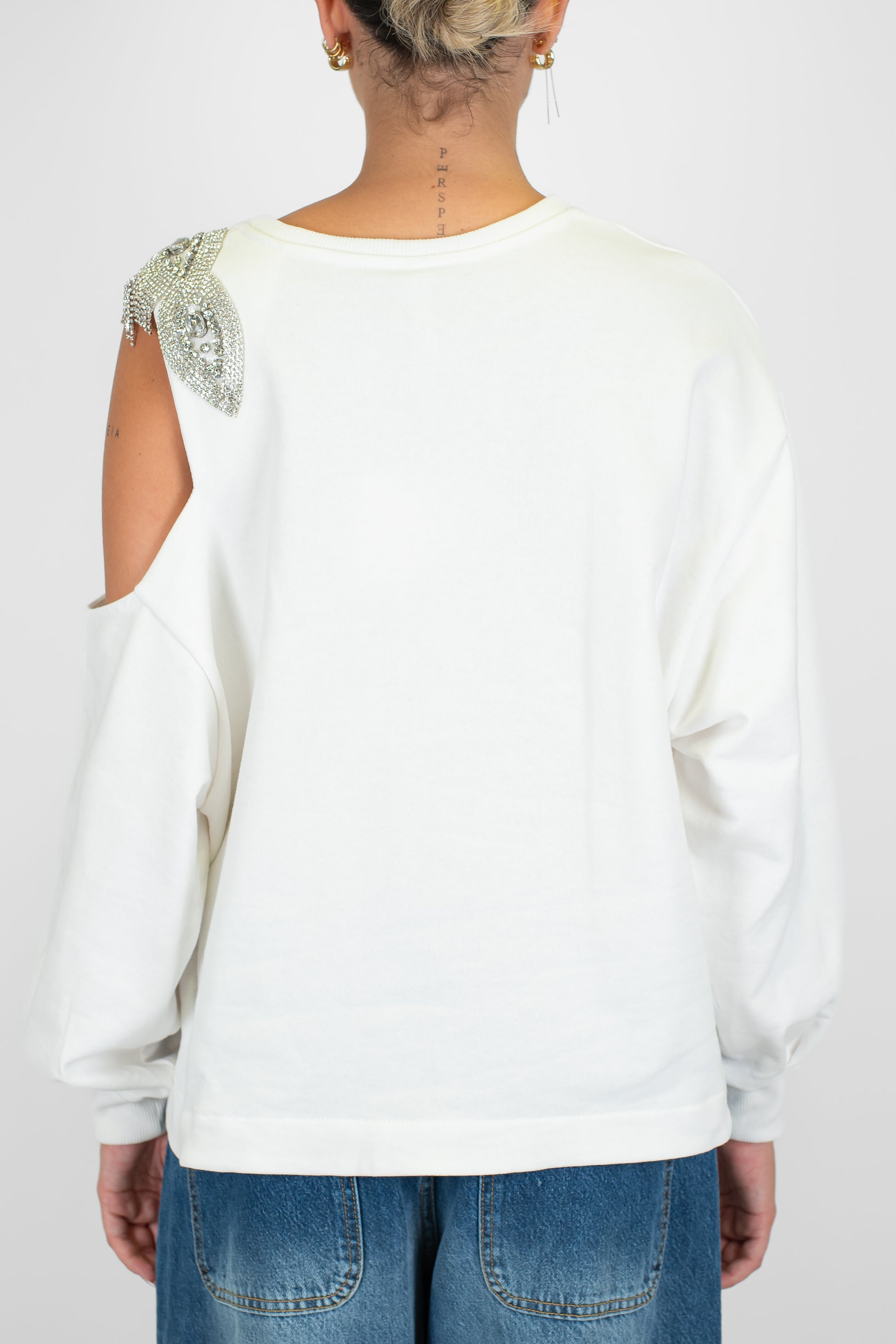 Tensione in - Felpa cut-out con applicazioni strass sulla spalla