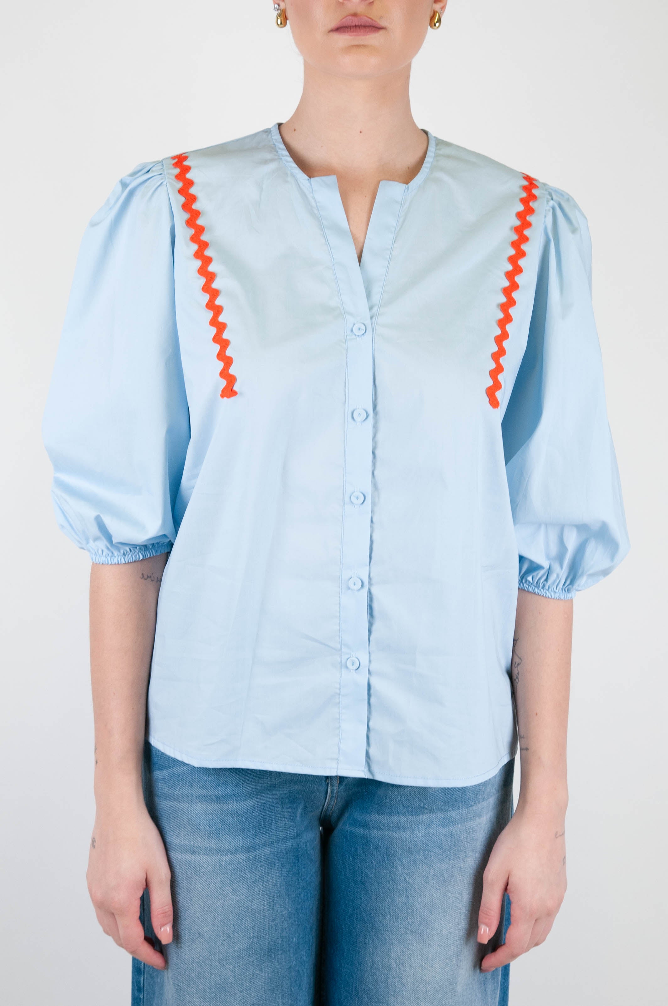 Tension in - Shirt with diagonal contrasting embroidery and three-quarter balloon sleeves