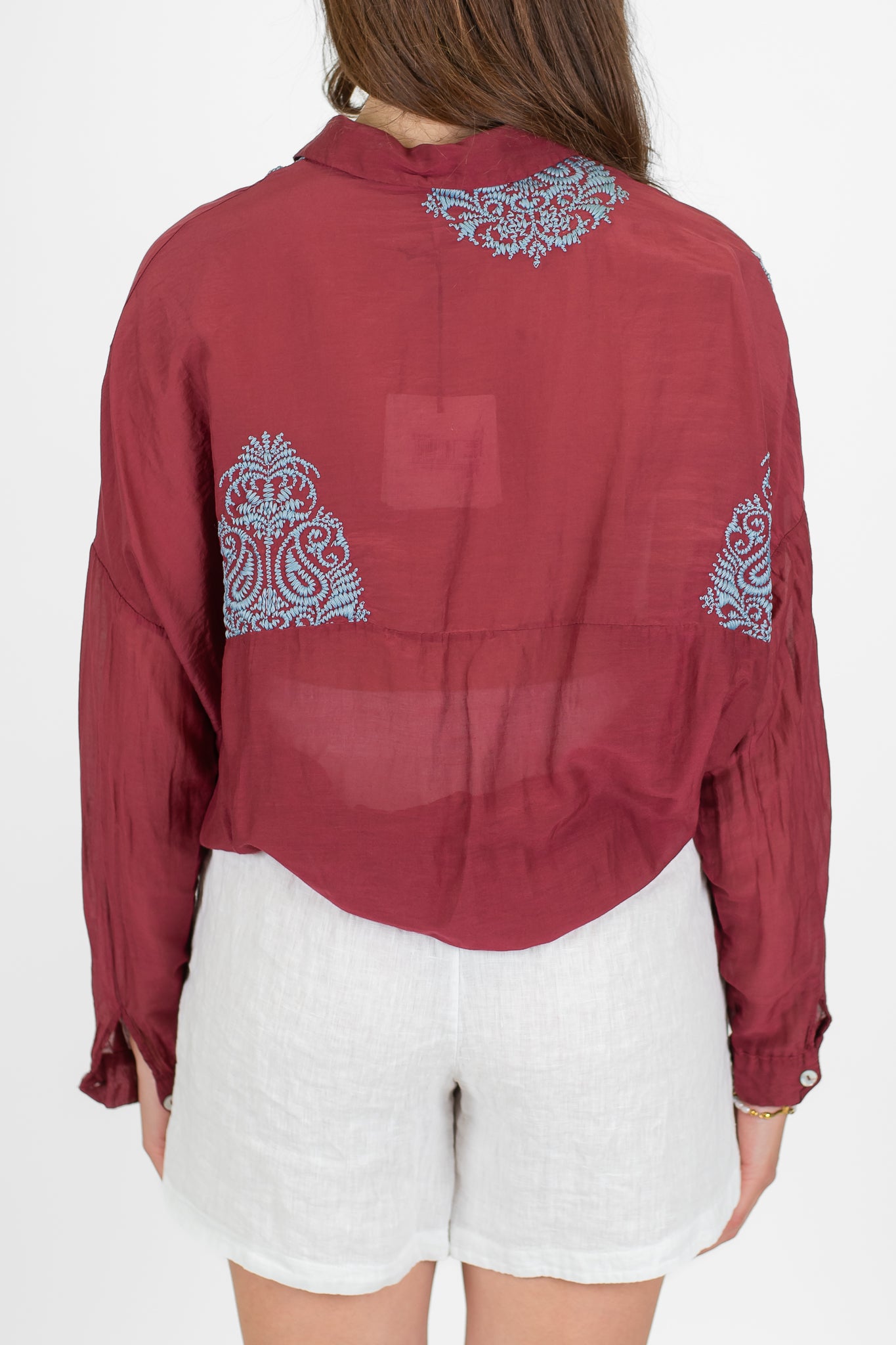 Tensione in - Camicia in misto seta con ricami a contrasto