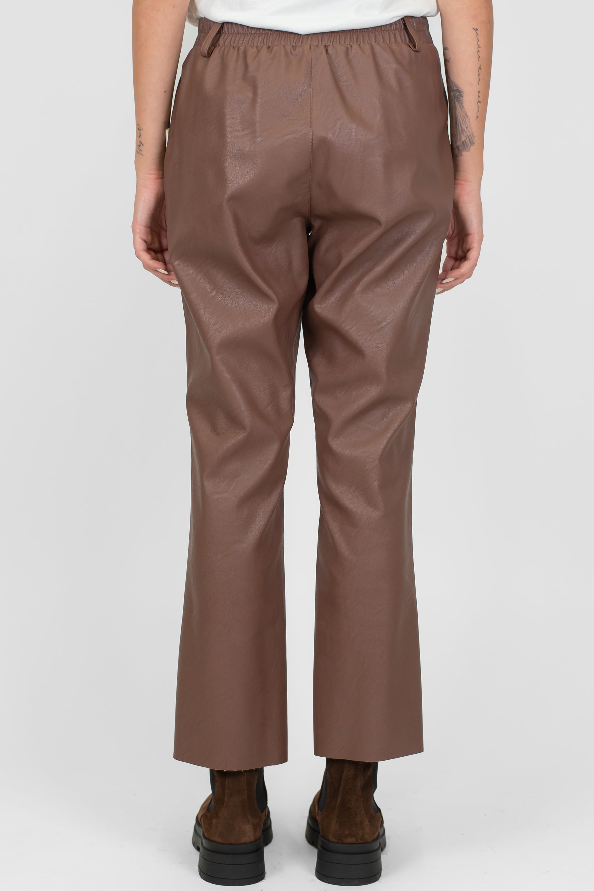 Tensione in - Pantalone a trombetta in ecopelle con elastico sul retro