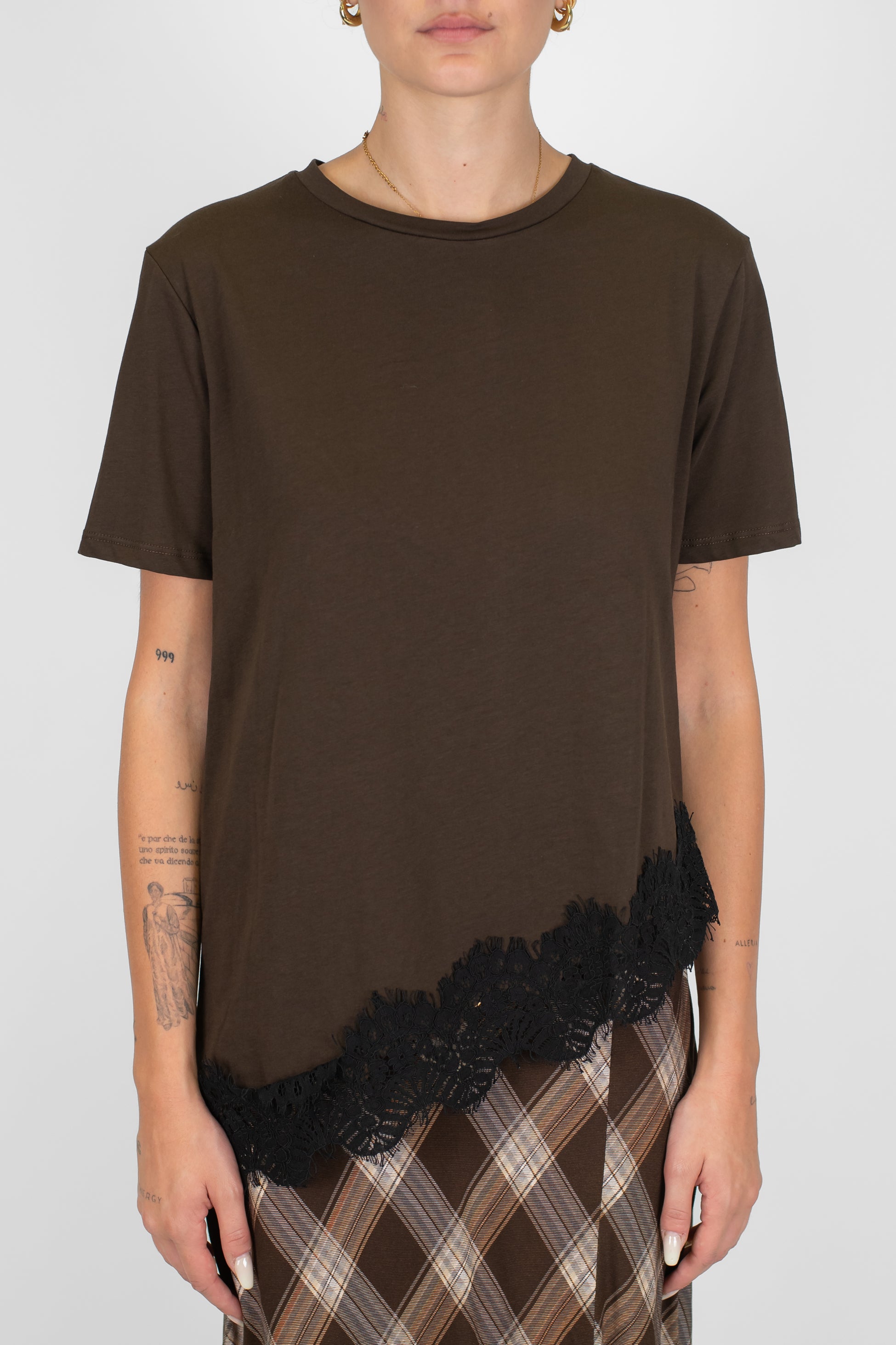 Tensione in - T-shirt asimmetrica con fondo in pizzo