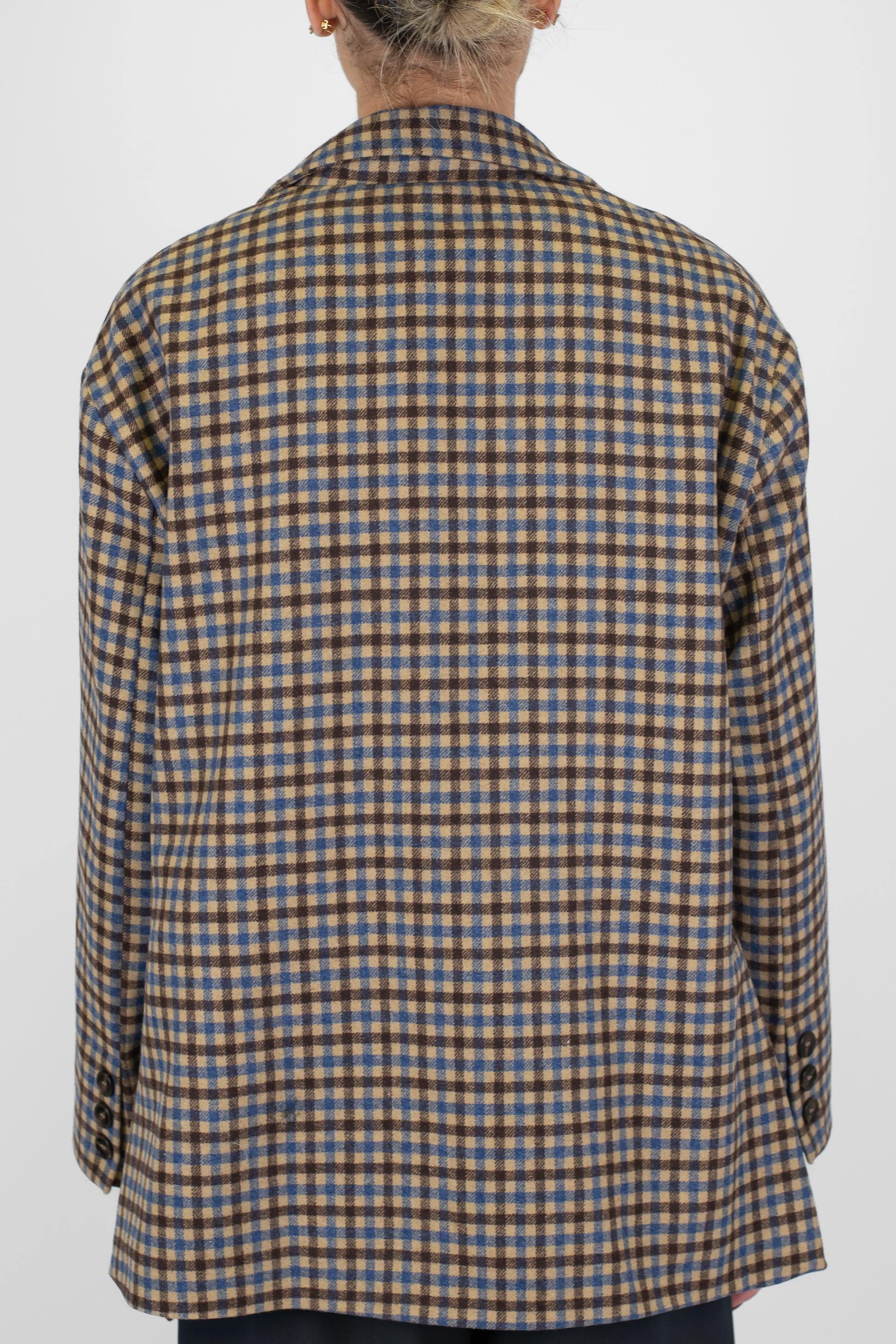 Tensione in - Giacca monopetto over microfantasia quadri con spilla gioiello