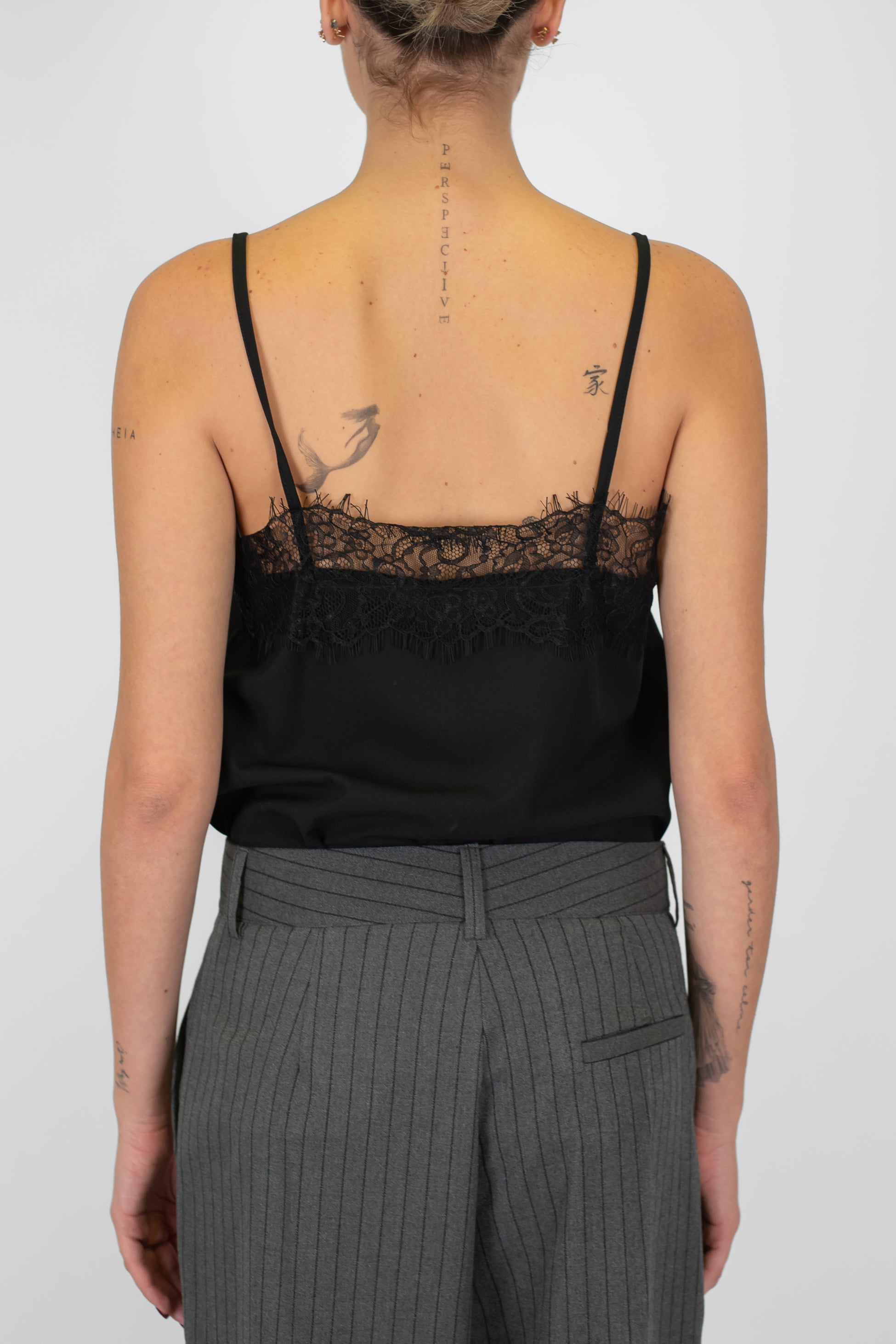 Tensione in - Top in satin con bretelline e orlo superiore in pizzo