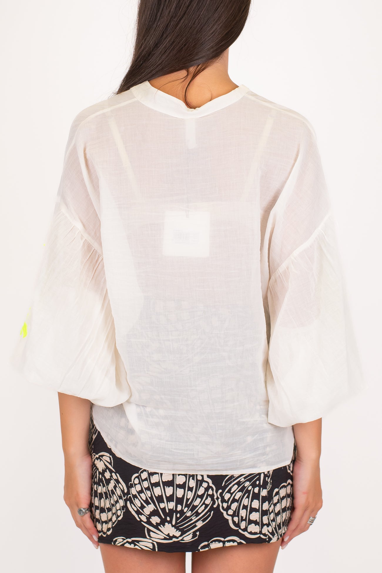 Tensione in - Camicia in mussola di cotone con ricami sulle maniche