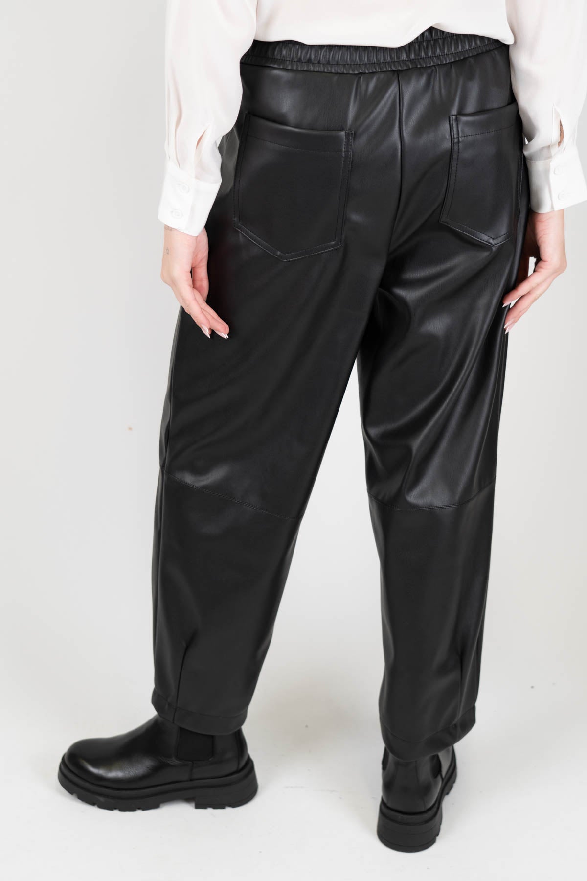 Tensione in - Pantalone ecopelle con elastico in vita