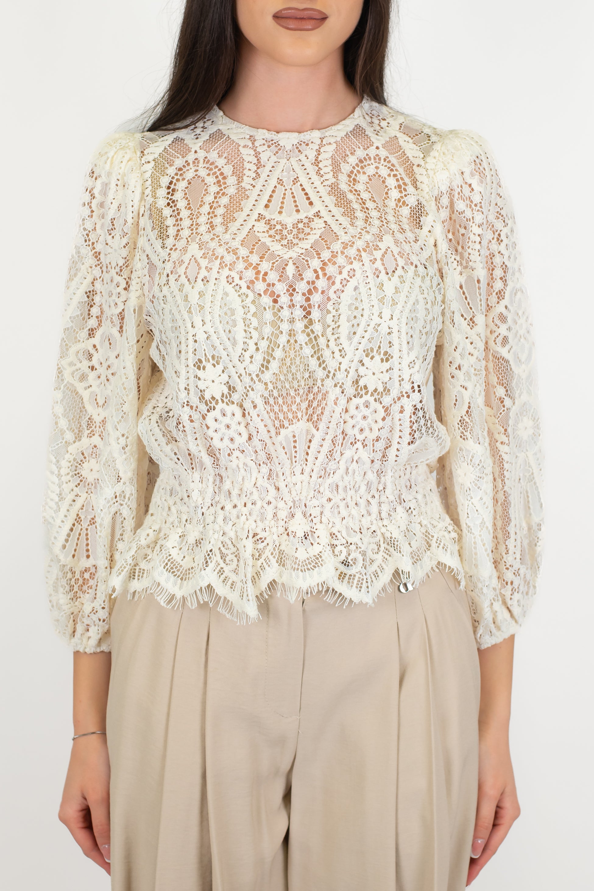 Tensione in - Blusa in pizzo con manica tre quarti