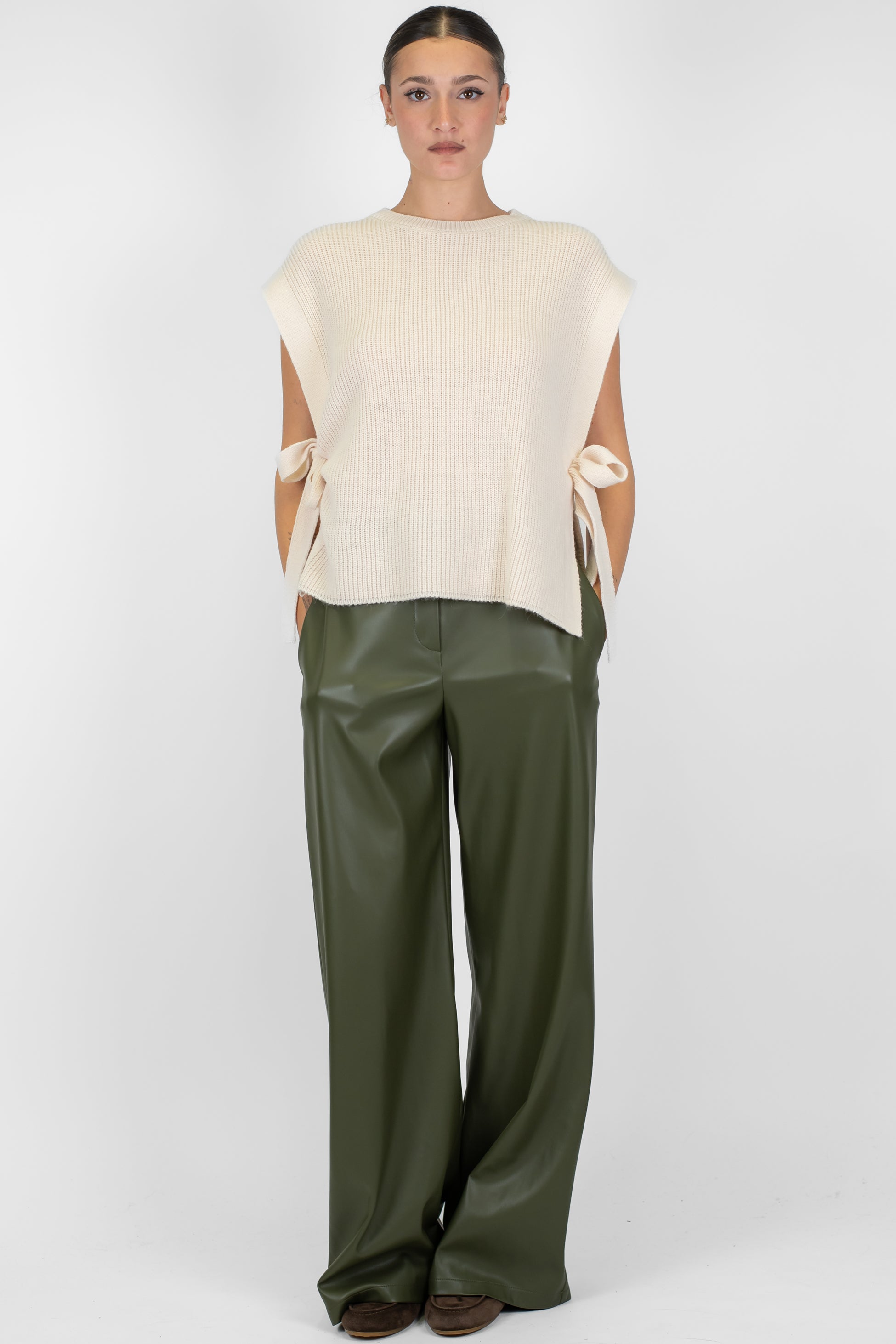 Tensione in - Pantalone palazzo in ecopelle con elastico dietro