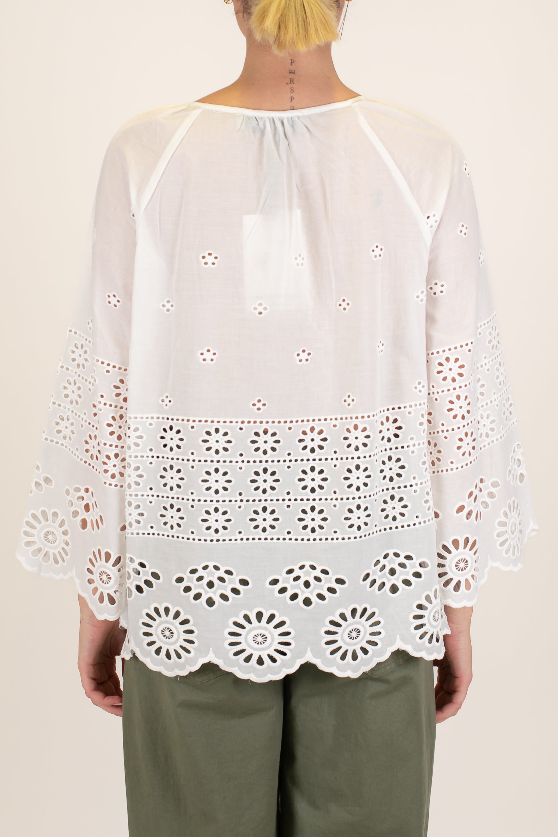 Haveone - Blusa in mussola di cotone con ricami in crochet e laccio con nappine al collo