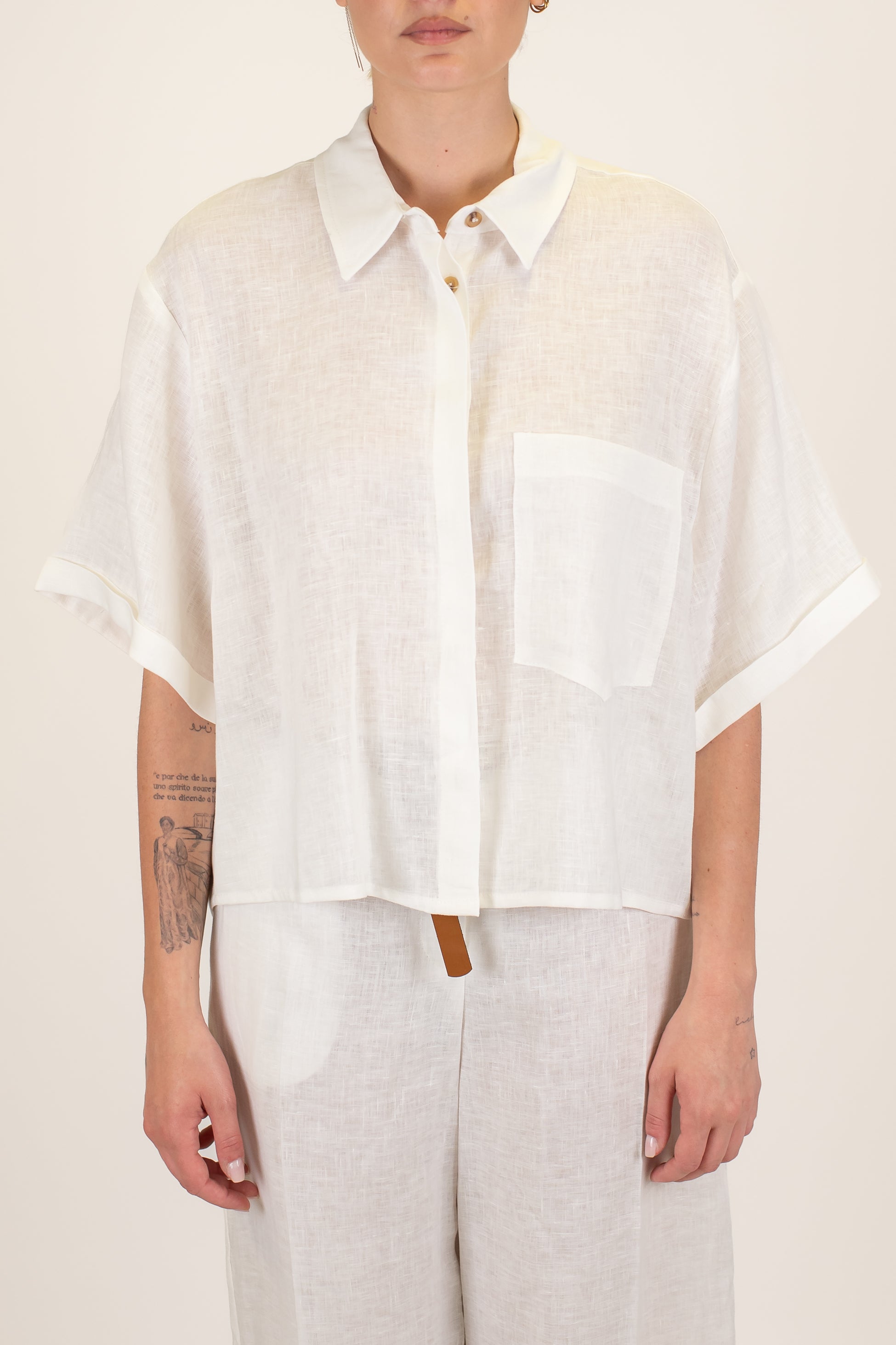 Tensione in - Camicia over merzzamanica in puro lino con tascone