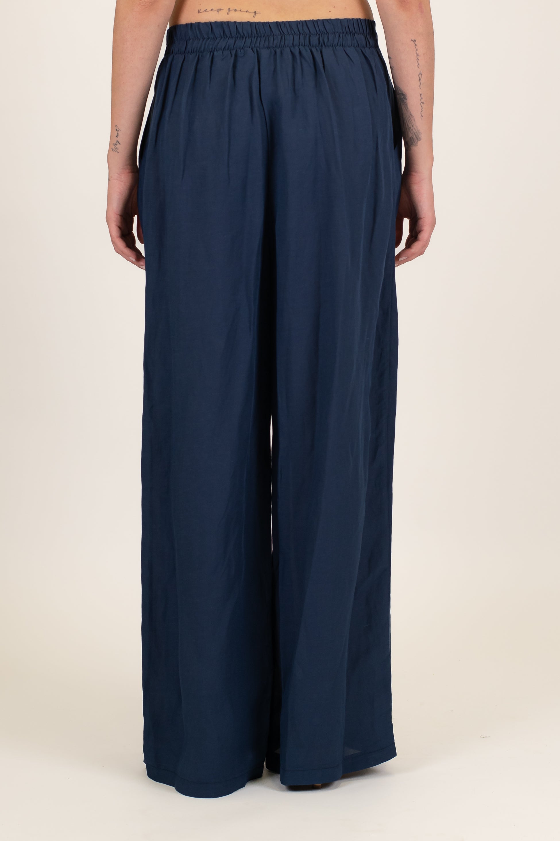 Tensione in - Coordinato in misto viscosa e lino con top bretelle e pantalone palazzo con pinces ed elastico sul retro