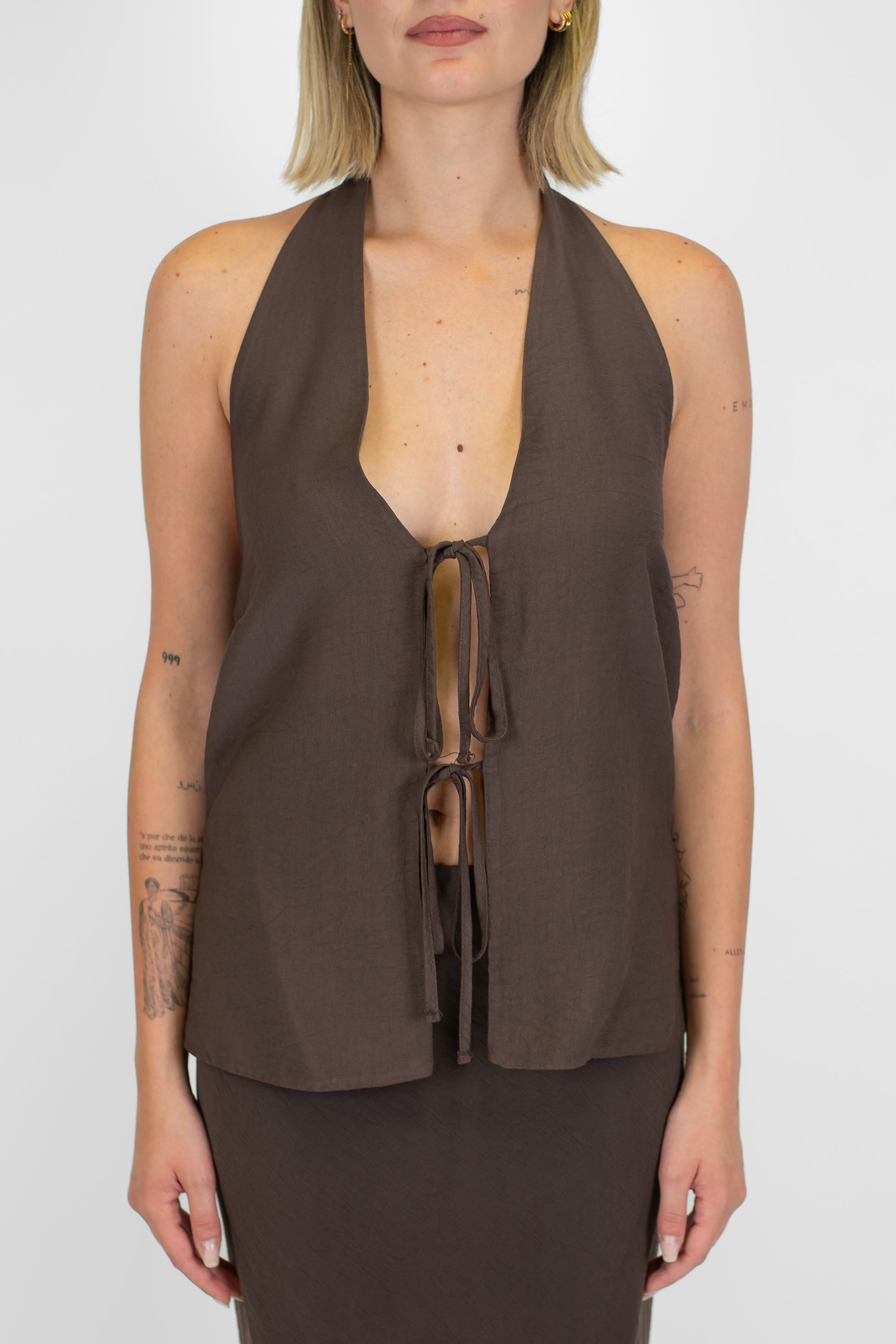 Tensione in - Gilet chiusura scollo fronte-retro con allaccio al collo e laccetti