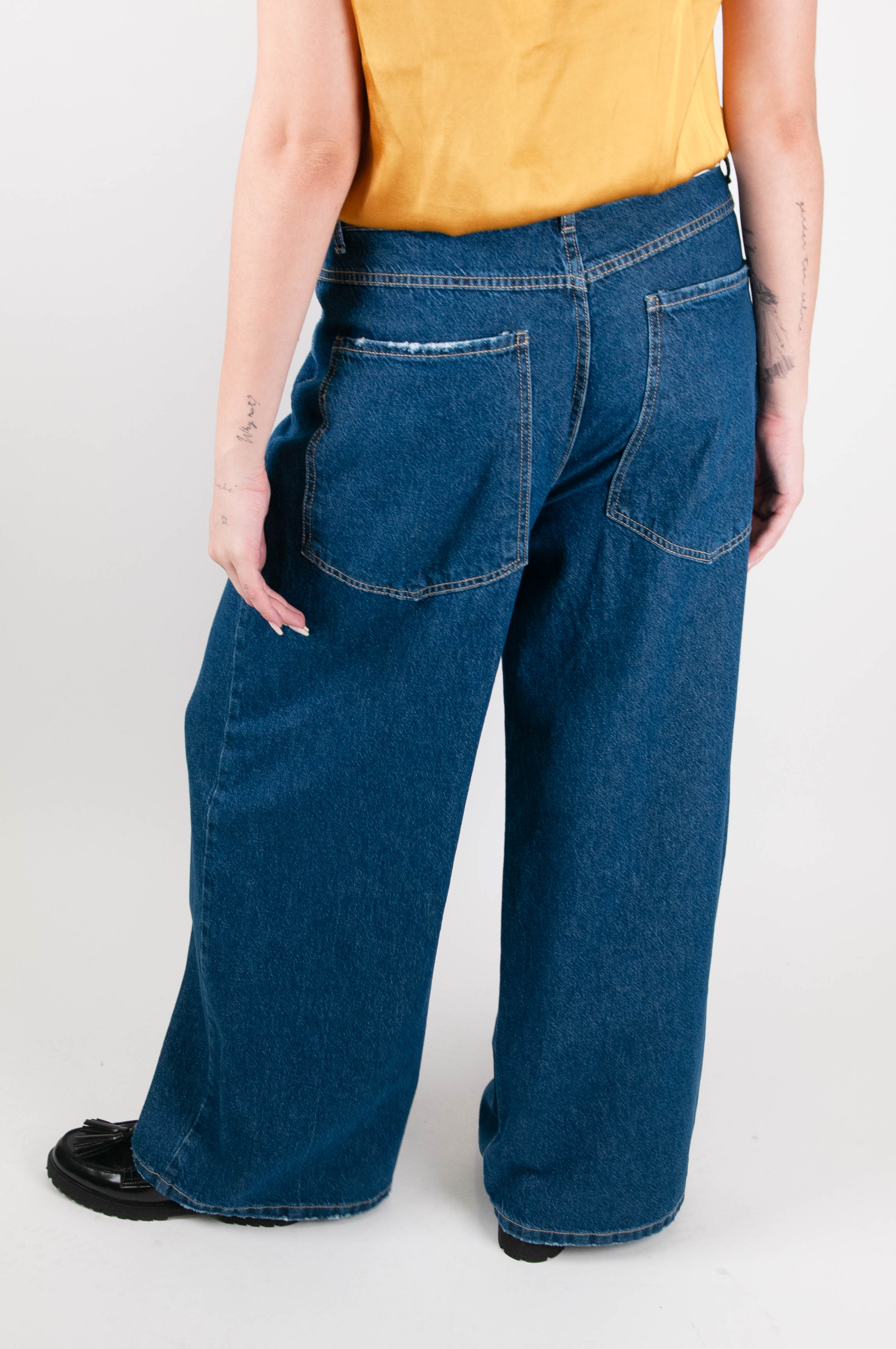 Tensione in - Jeans palazzo con tasconi sul retro