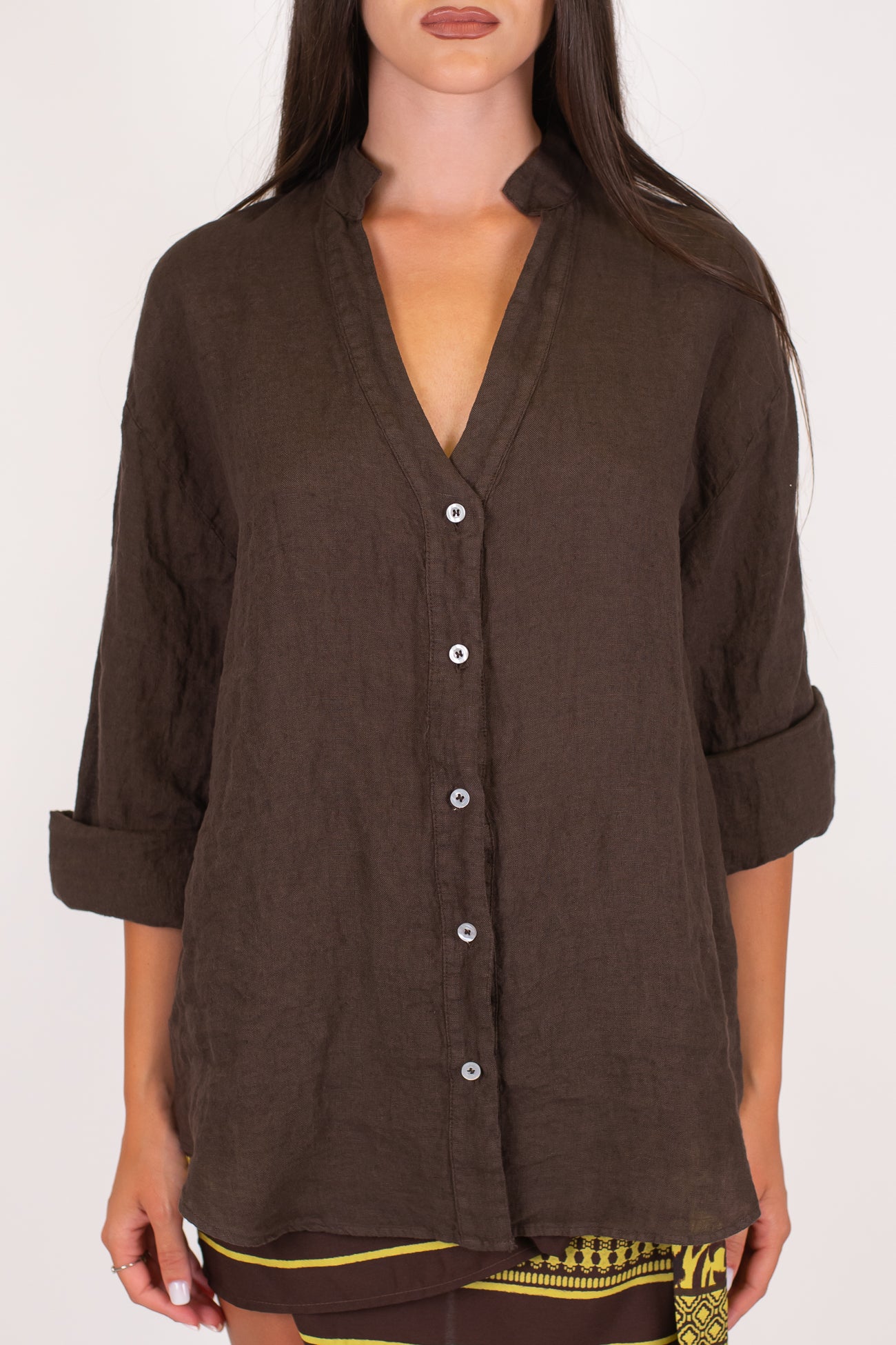 Tensione in -  Camicia scollo a V in puro lino con collo coreano