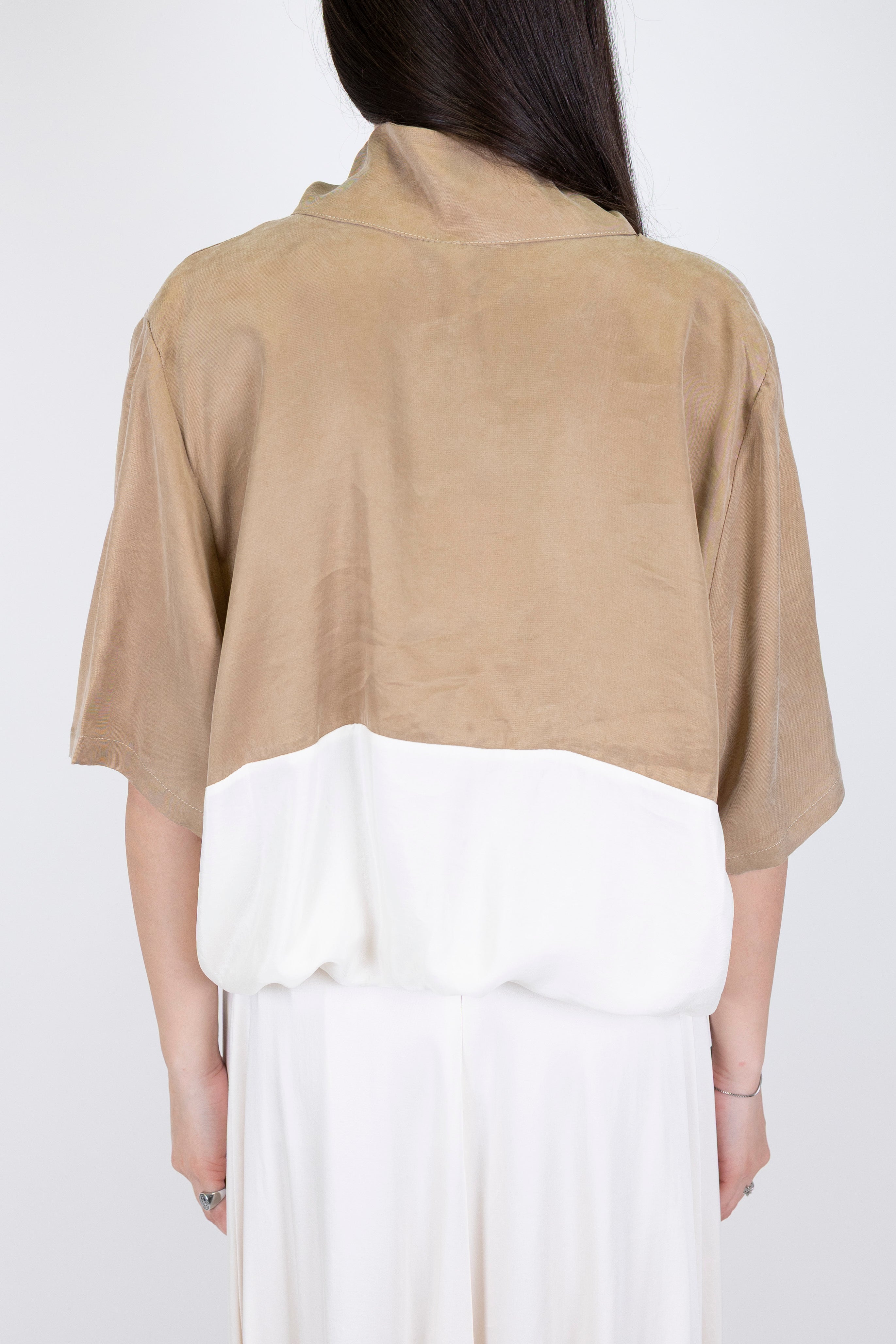 Tensione in - Camicia over mezzamanica in cupro con colore a contrasto ed elastico sul fondo