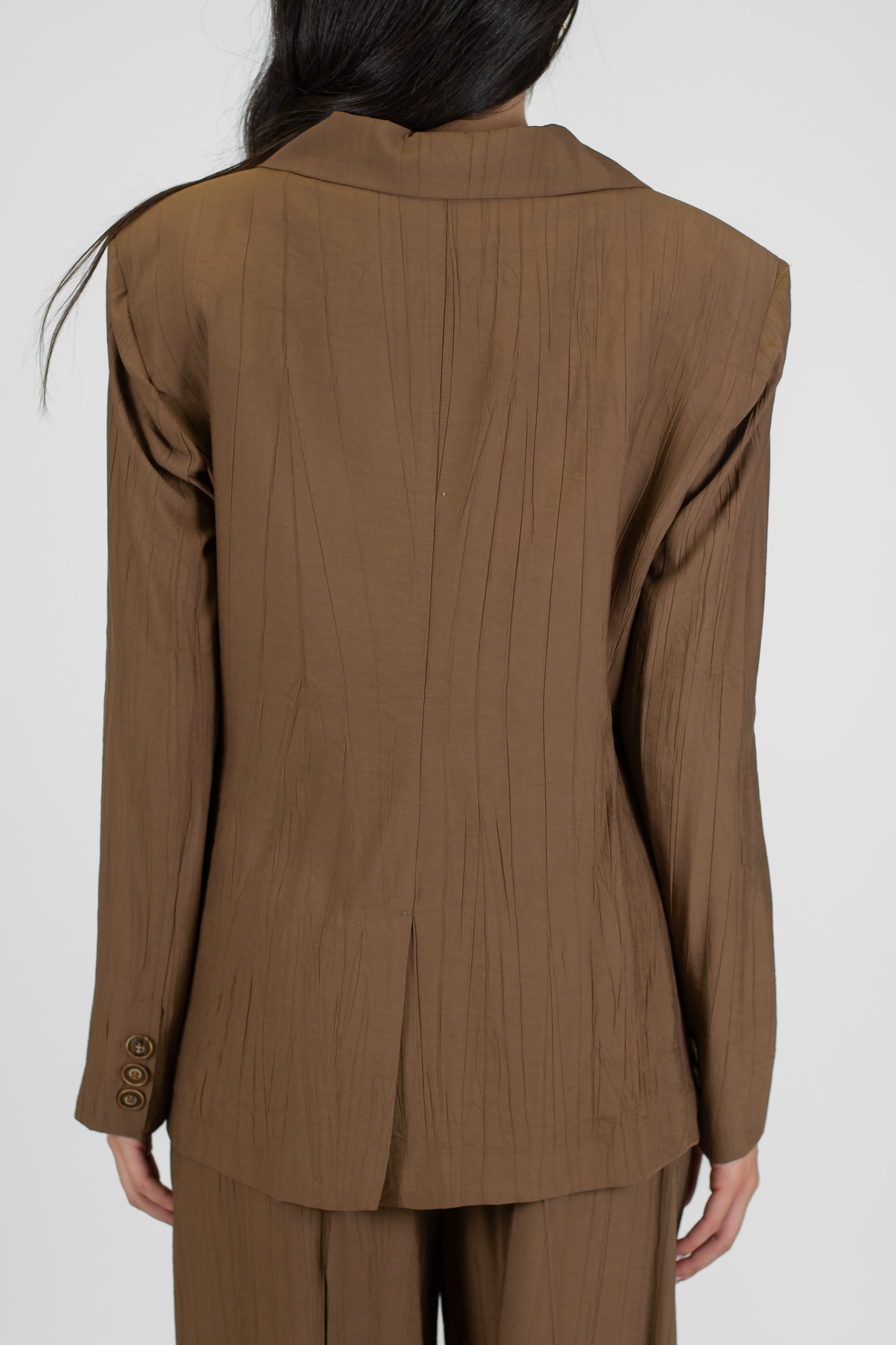 Tensione in - Tailleur in viscosa leggera con giacca monopetto e pantalone palazzo con elastico sul retro