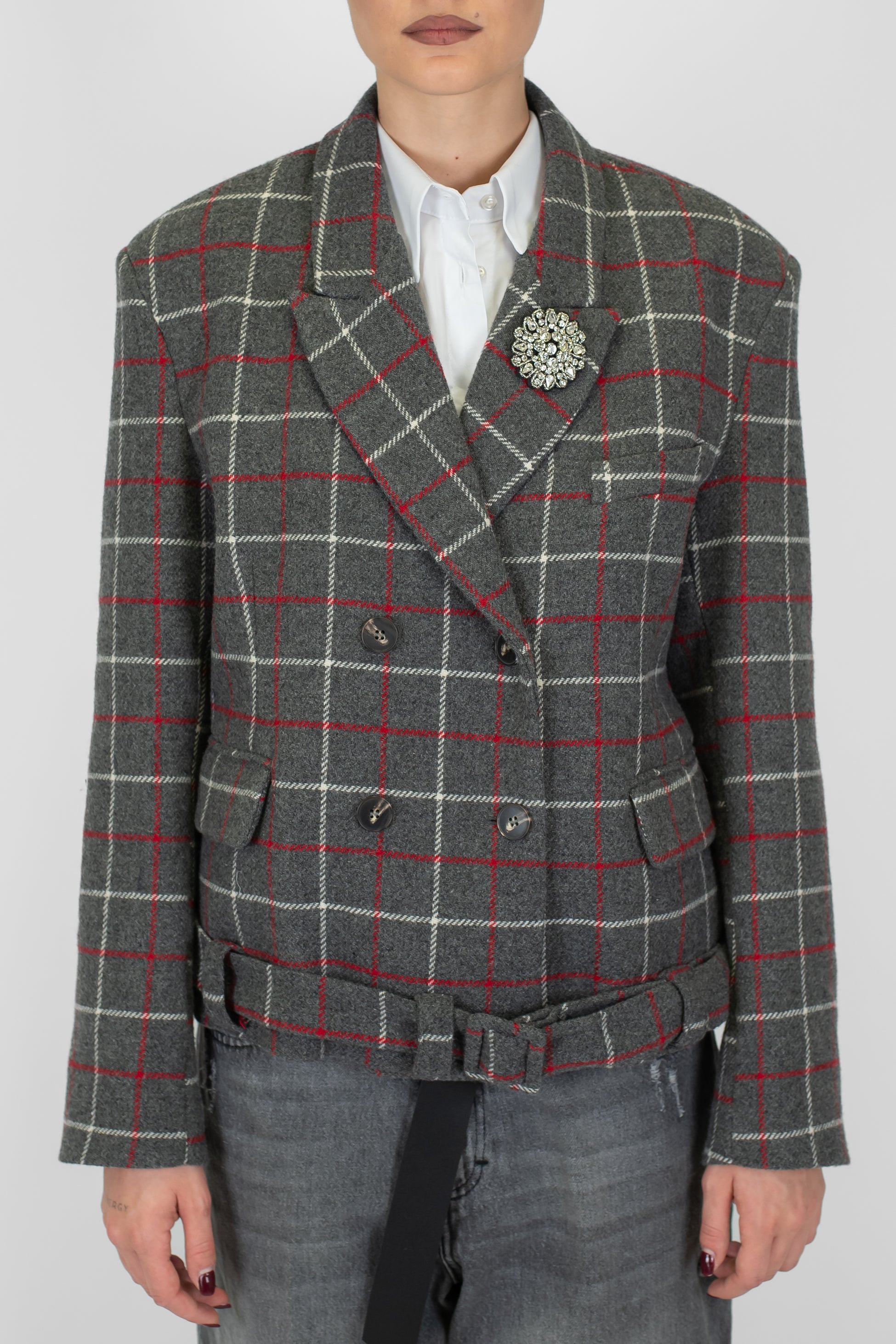 Tensione in - Giacca doppiopetto crop fantasia check in misto lana con spalline e spilla gioiello