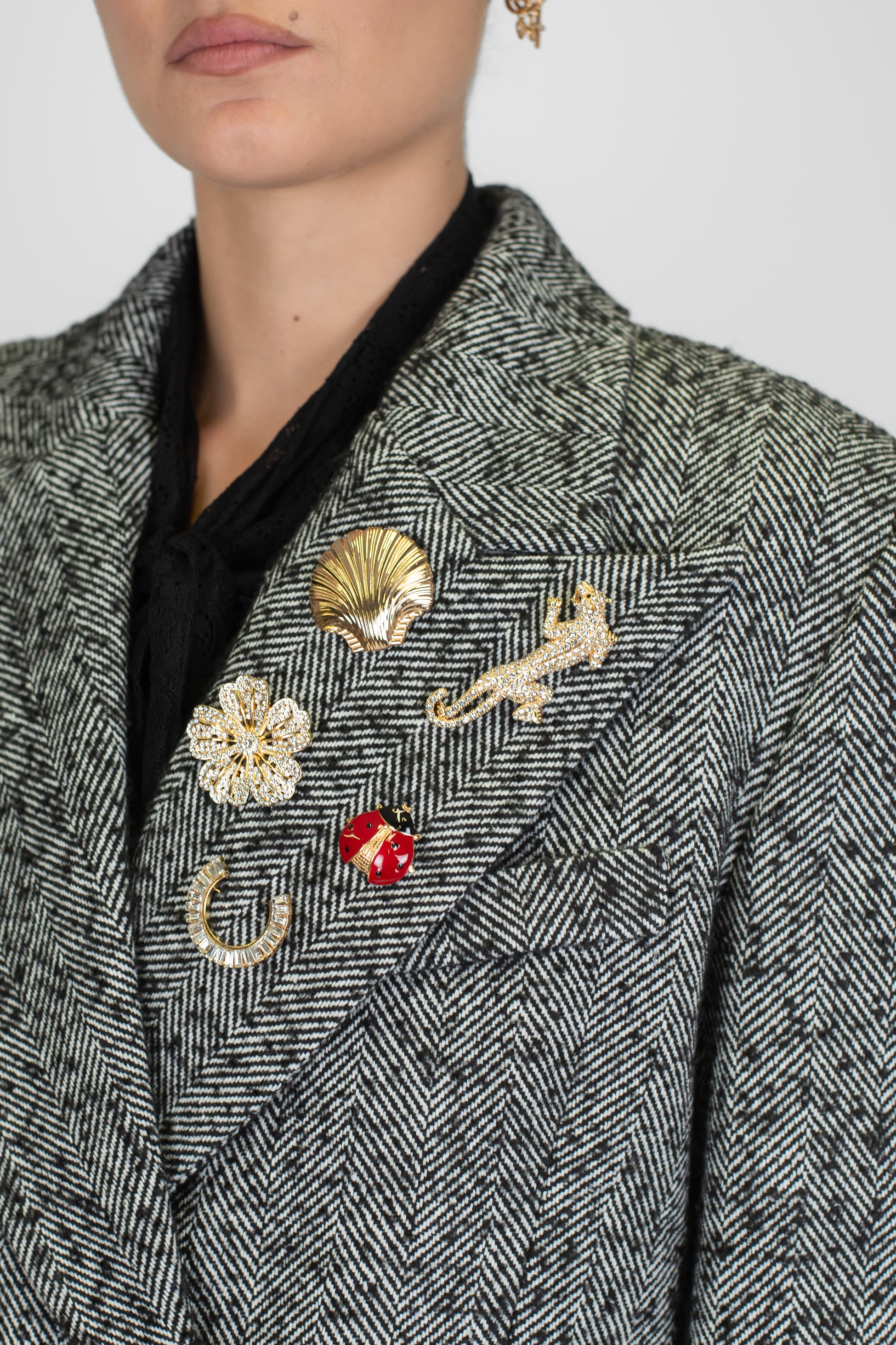 Tensione in - Blazer doppiopetto fantasia spigata in misto lana con rever ampio a lancia e spille gioiello