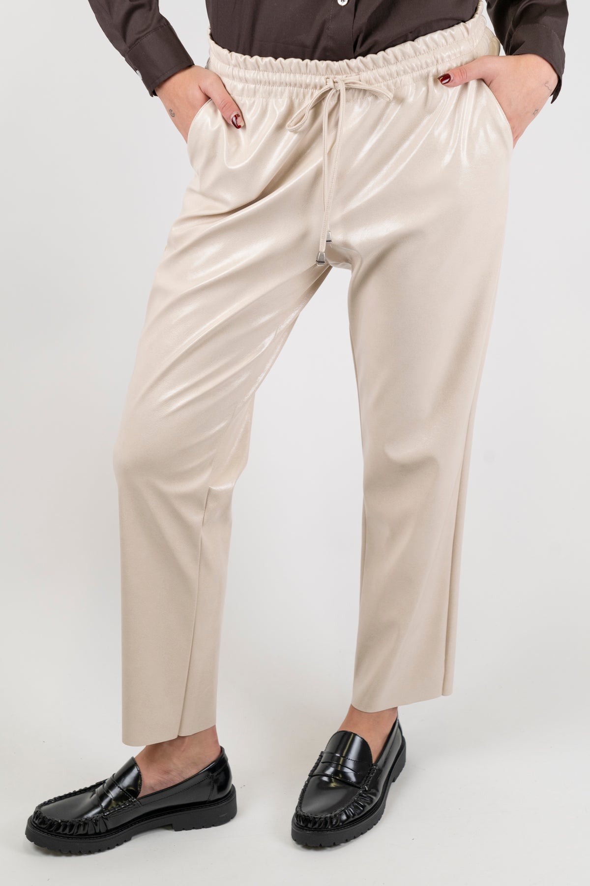 Tensione in - Pantalone in ecopelle lucida con coulisse