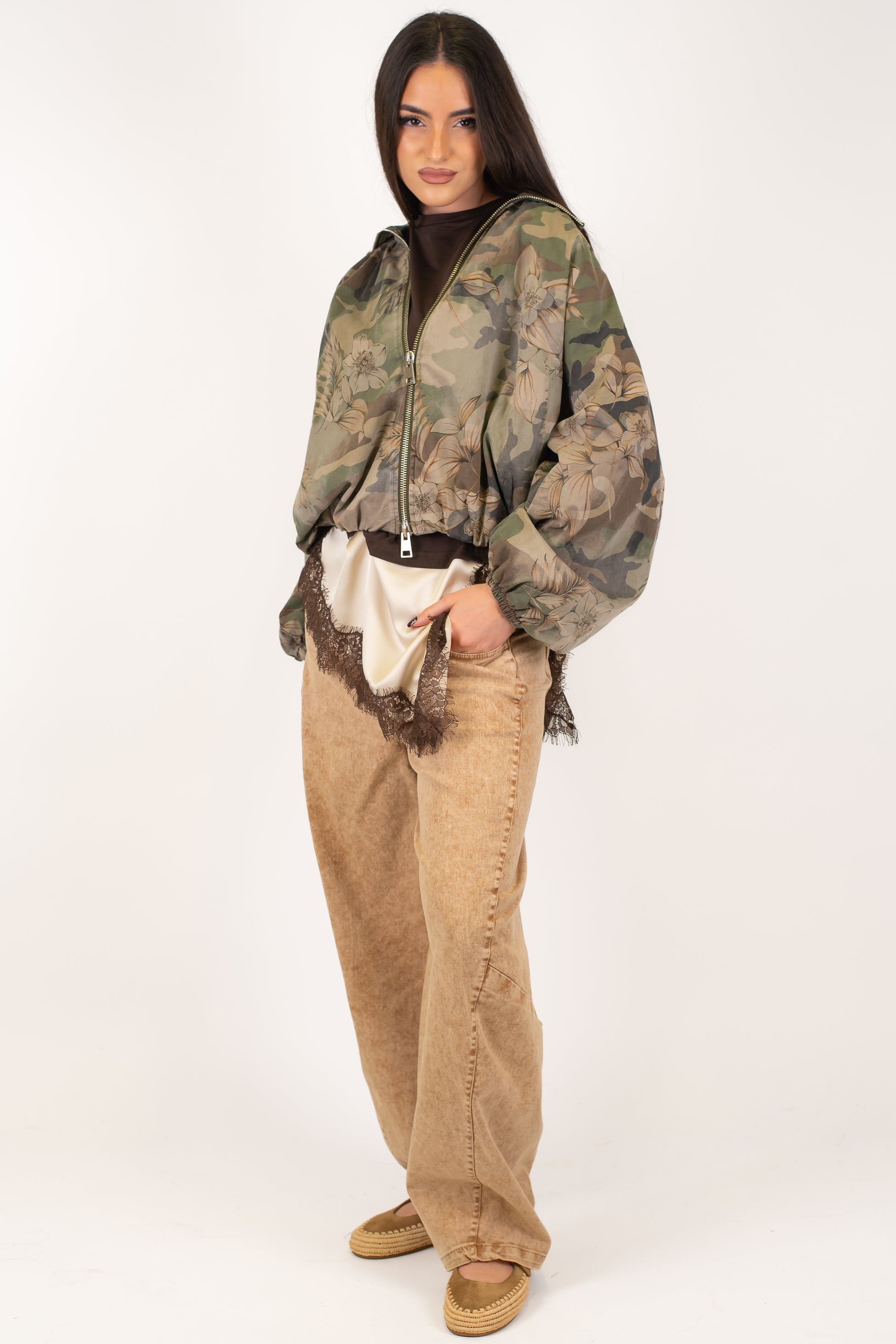 Motel - Bomber crop fantasia camouflage floreale con elastico sul fondo e chiusura zip