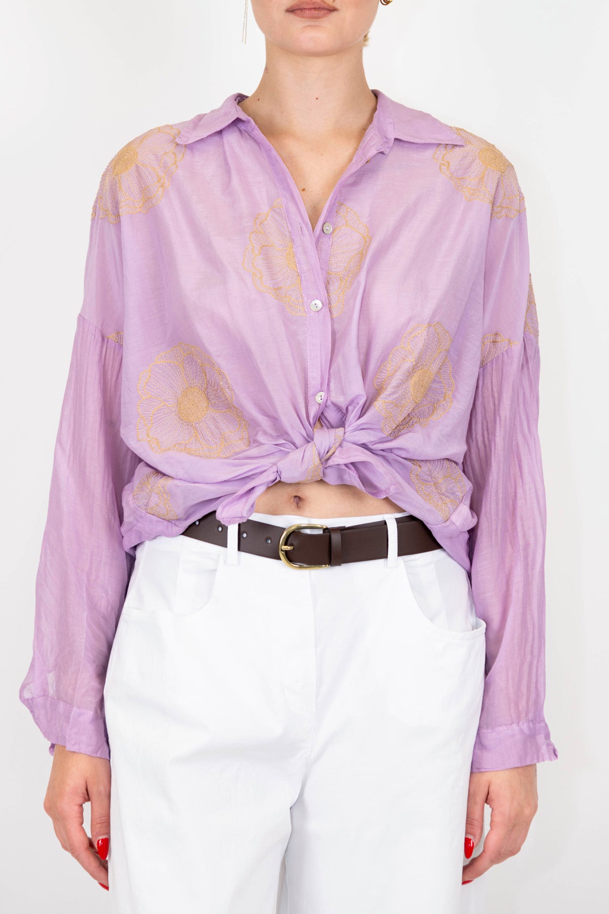 Tensione in - Camicia in misto seta con ricami floreali a contrasto