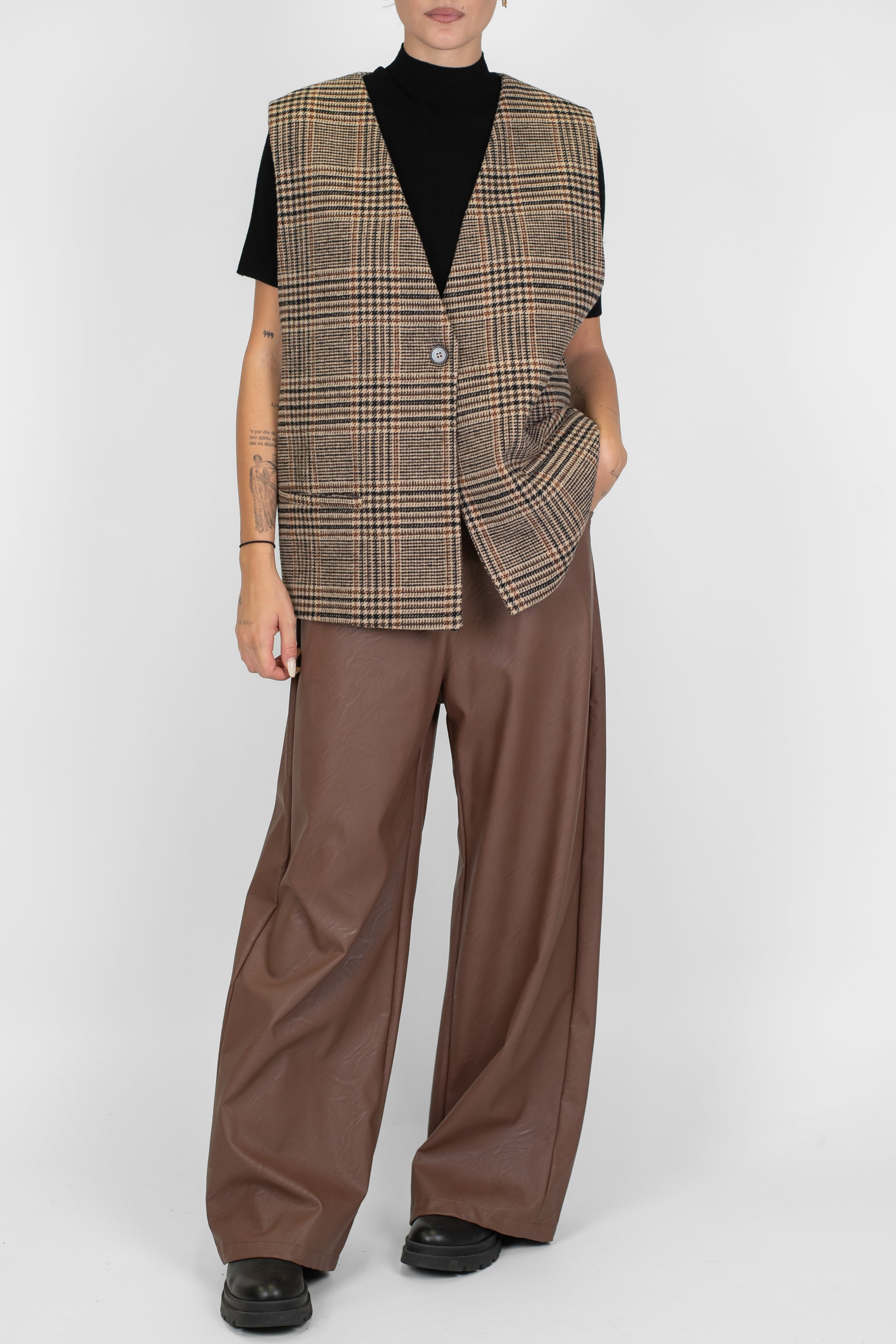 Tensione in - Pantalone palazzo in ecopelle modello Giusi con tasconi posteriori