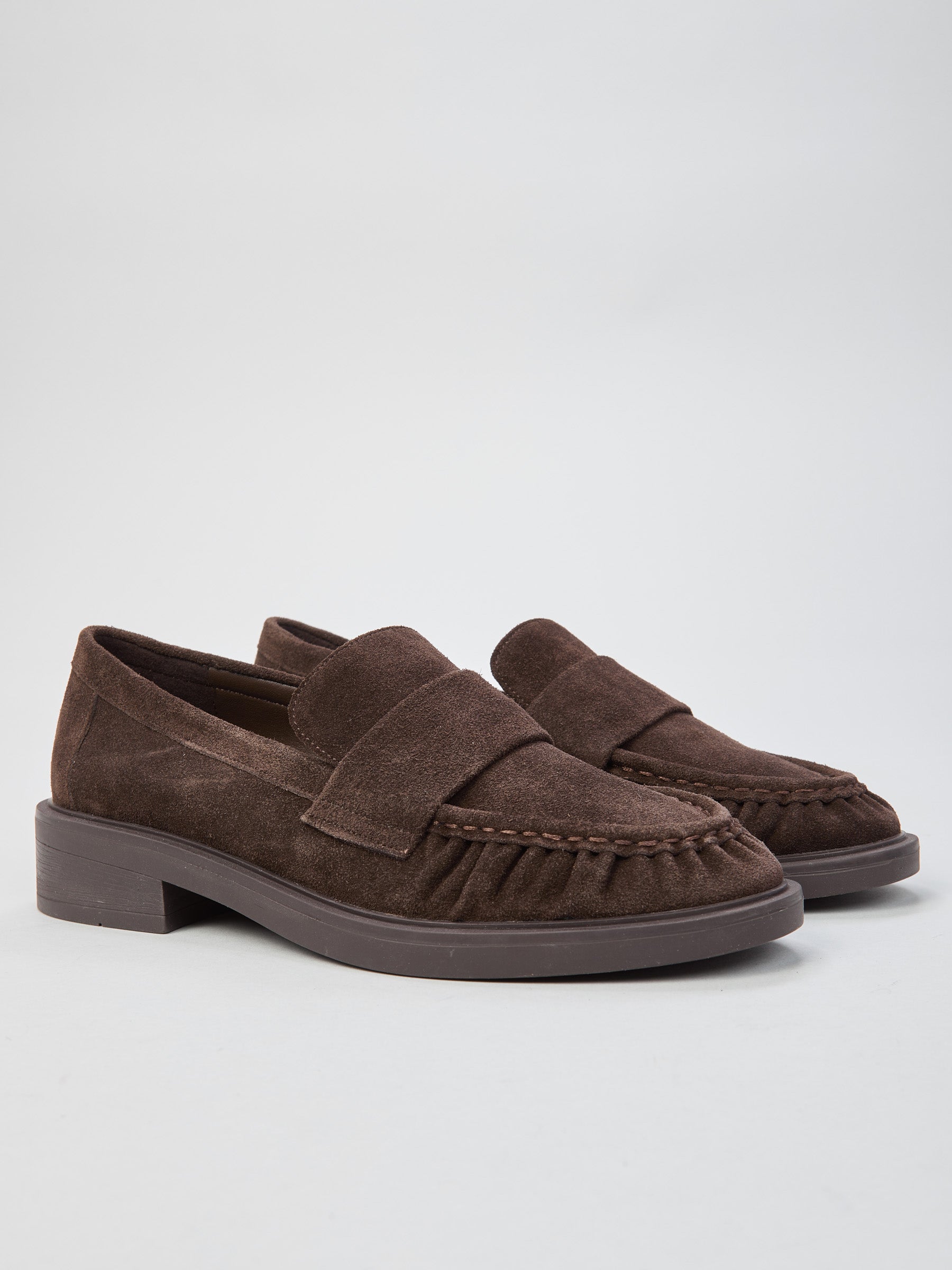 Ovyè - Mocassino in suede e pelle con punta arricciata §