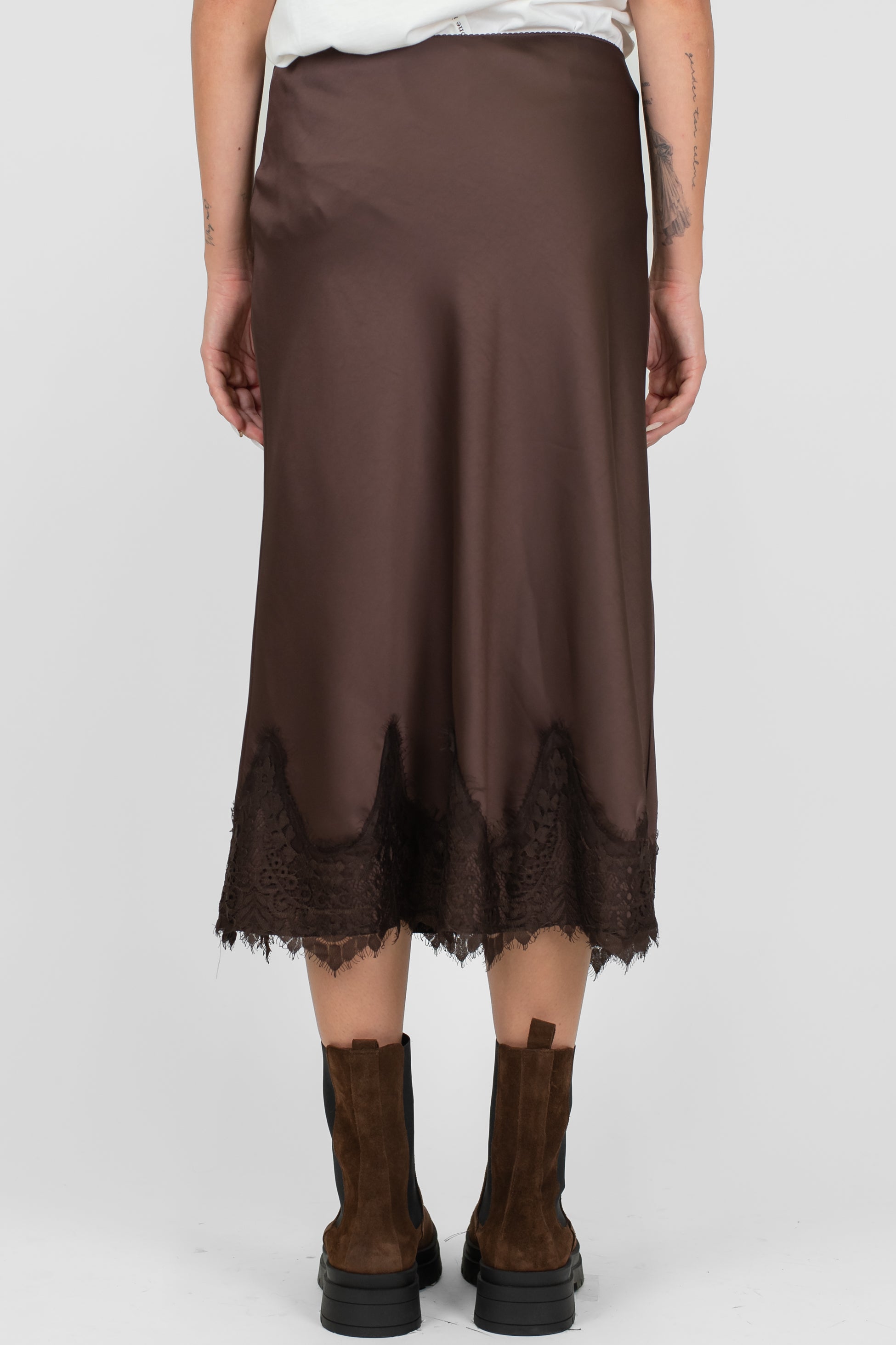 Tensione in - Gonna in satin con orlo in pizzo sul fondo