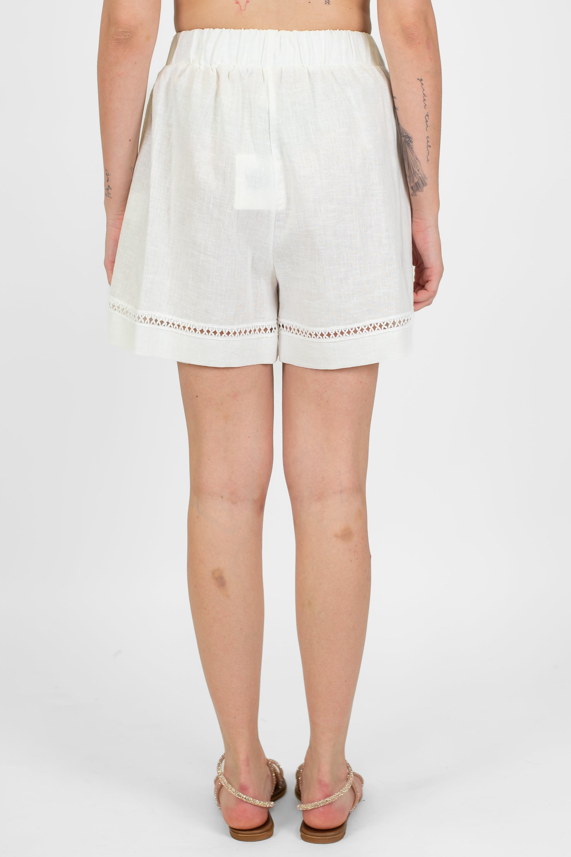 Tensione in - Shorts in misto lino con ricamo sul fondo ed elastico in vita