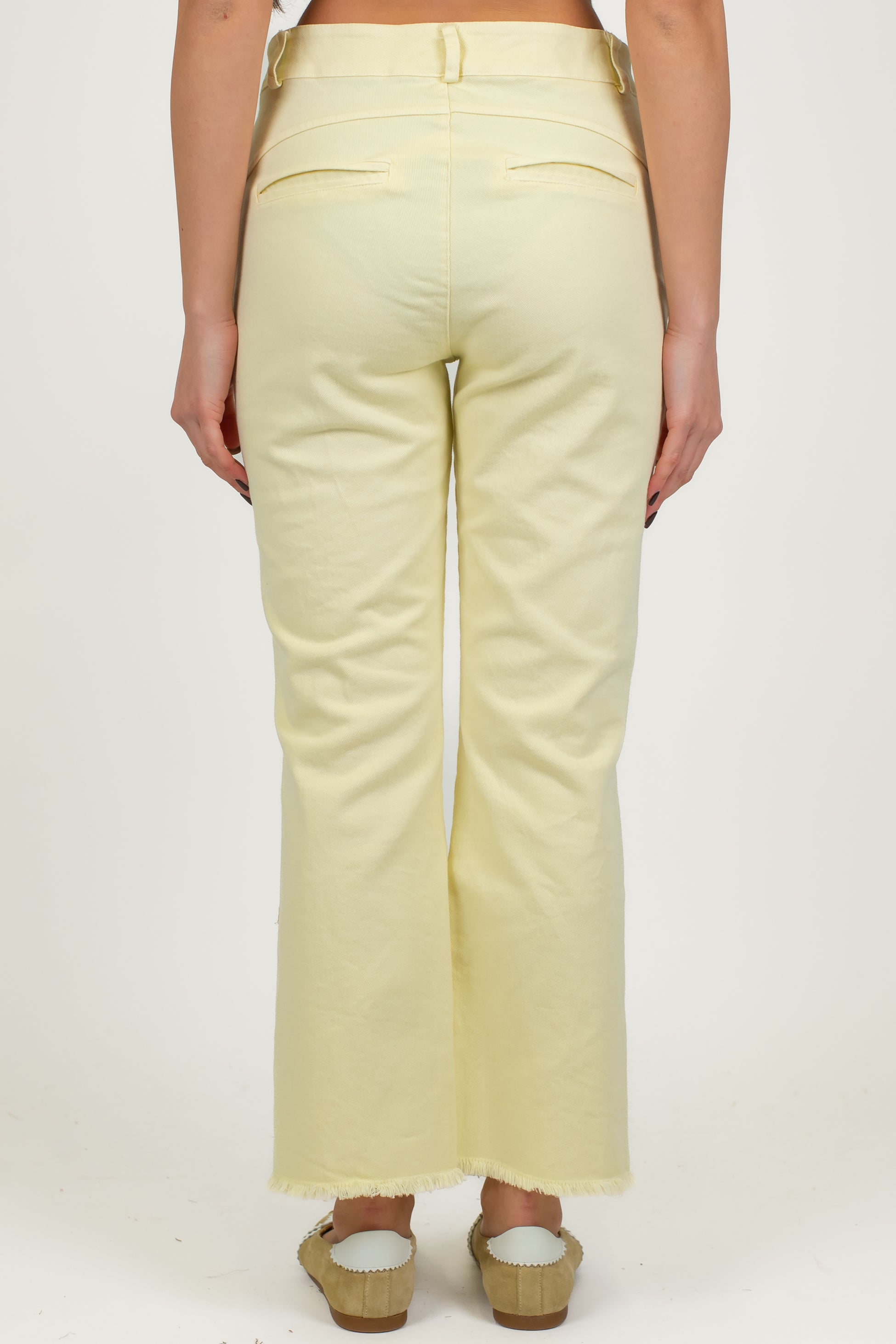 Motel - Pantalone trombetta in denim colorato sfrangiato sul fondo