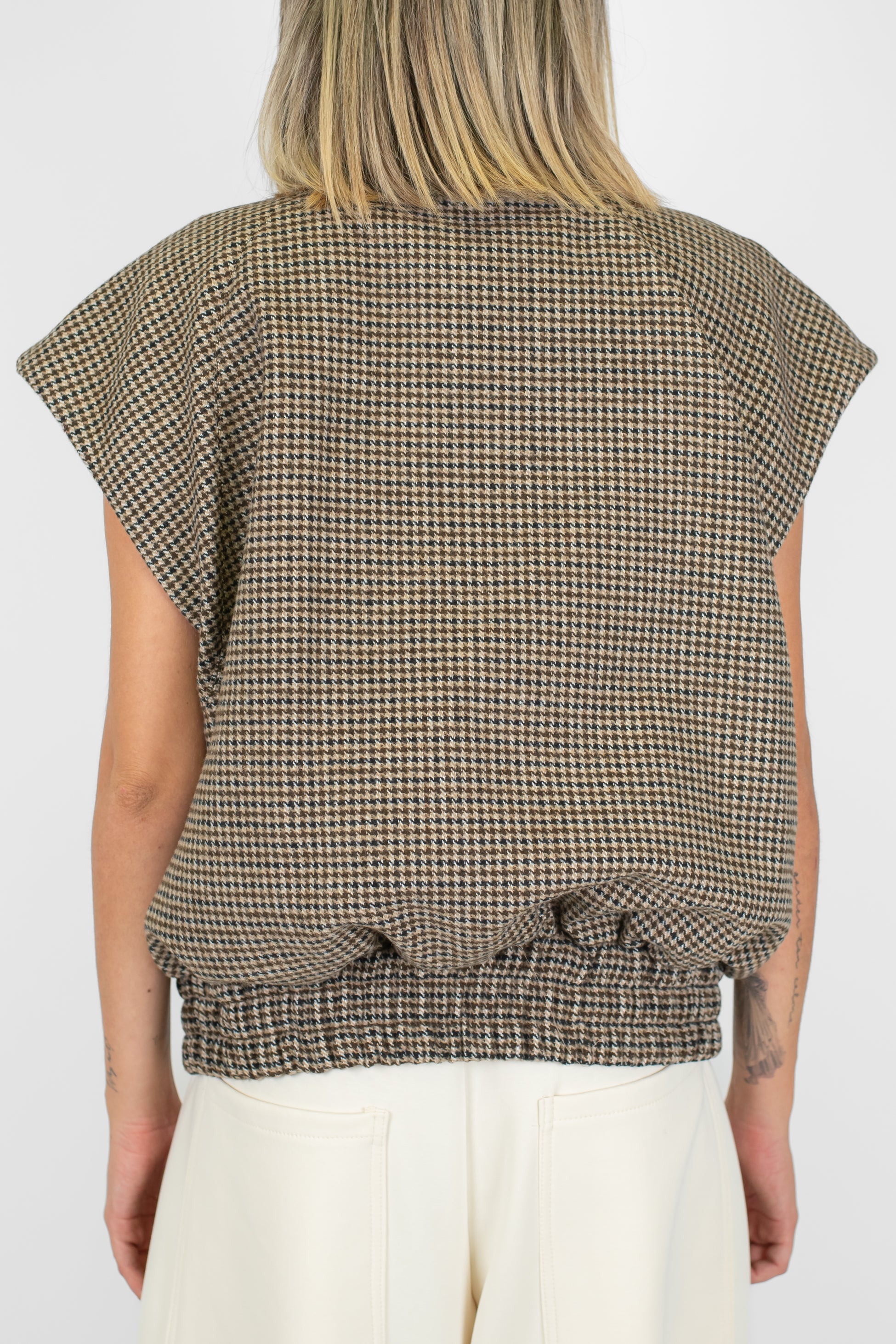 Tensione in - Gilet fantasia pied de poule in misto lana con chiusura zip ed elastico sul fondo