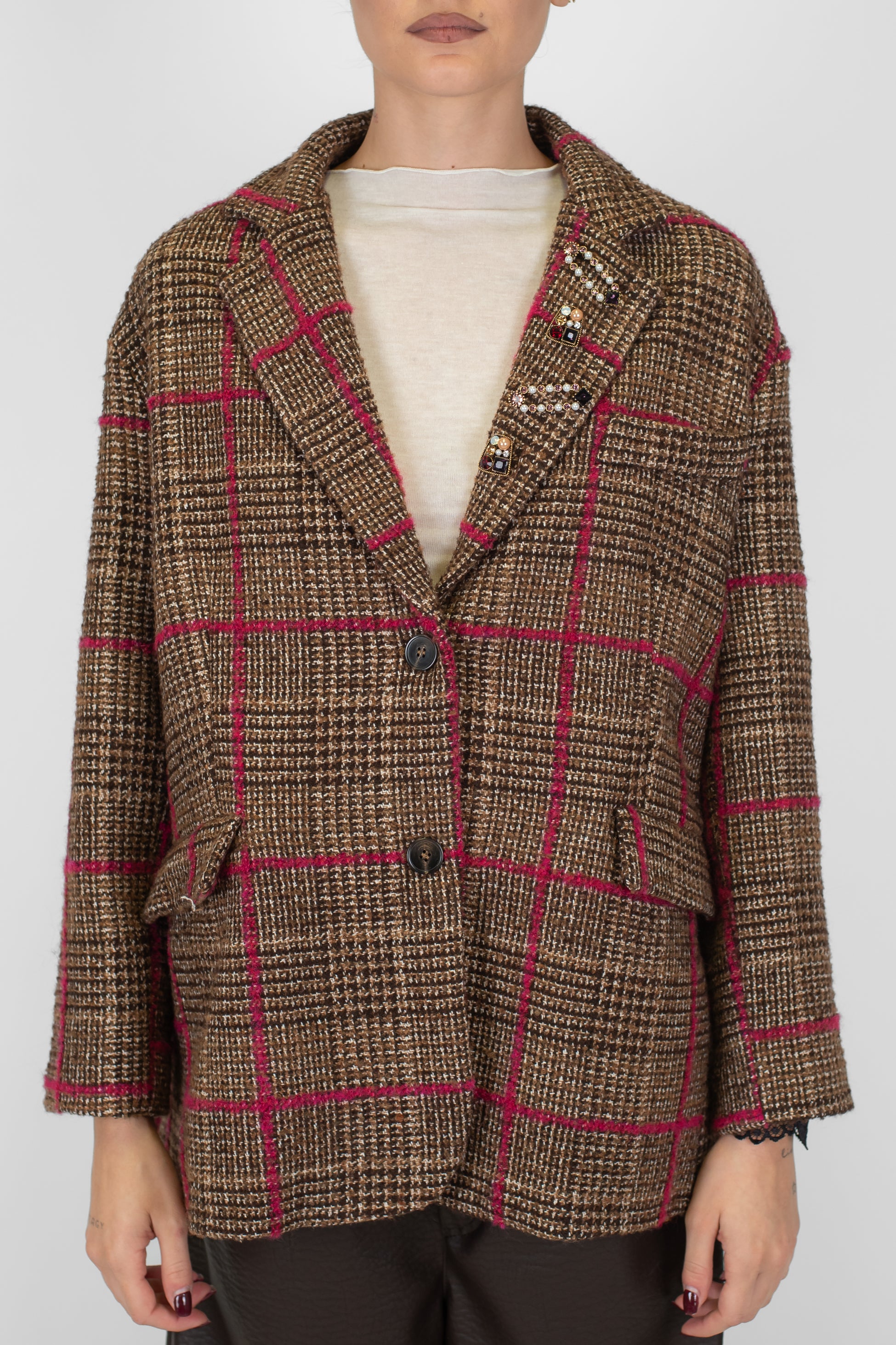 Tensione in - Giacca monopetto fantasia quadri in misto lana con spille