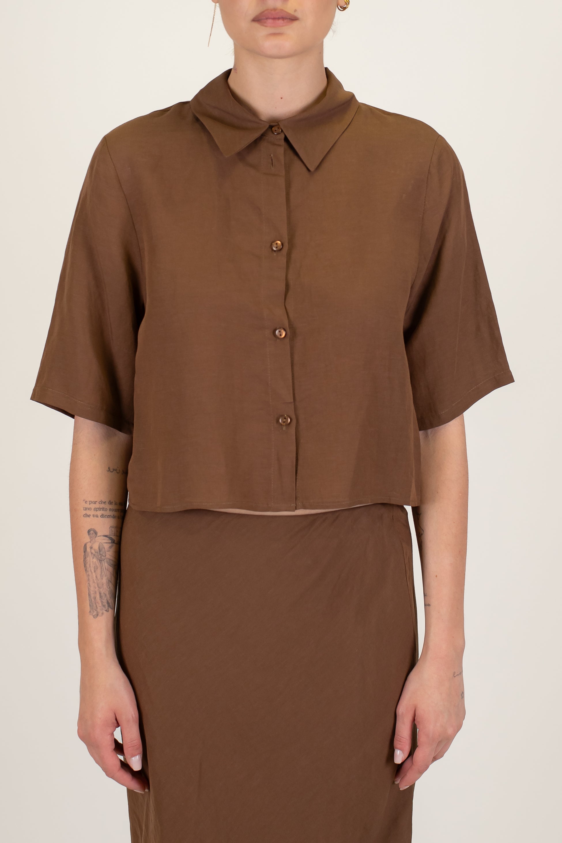 Tensione in - Coordinato in misto viscosa e lino con camicia crop mezzamanica e gonna con elastico in vita