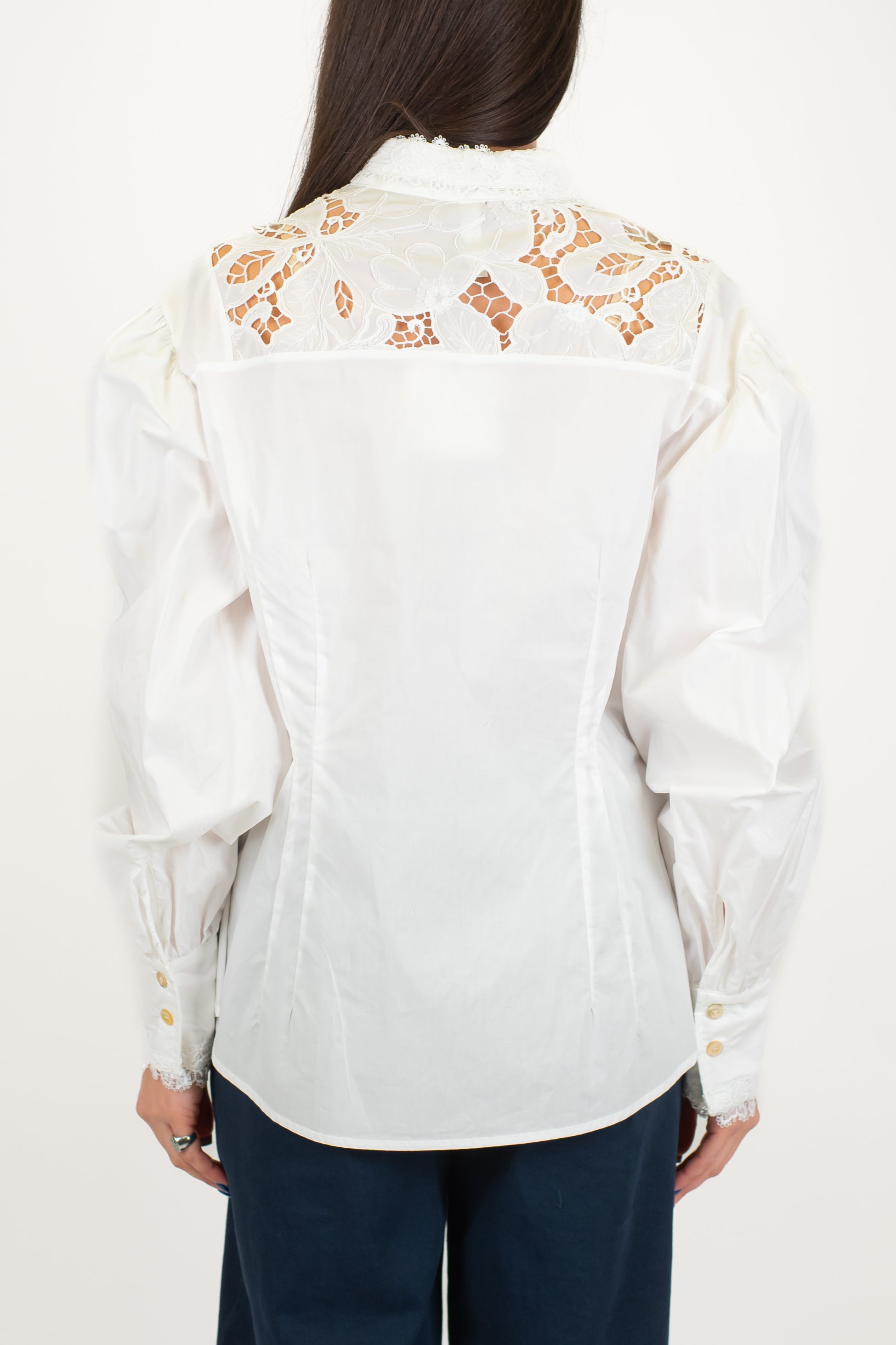 Tensione in - Camicia in crochet con maniche a palloncino