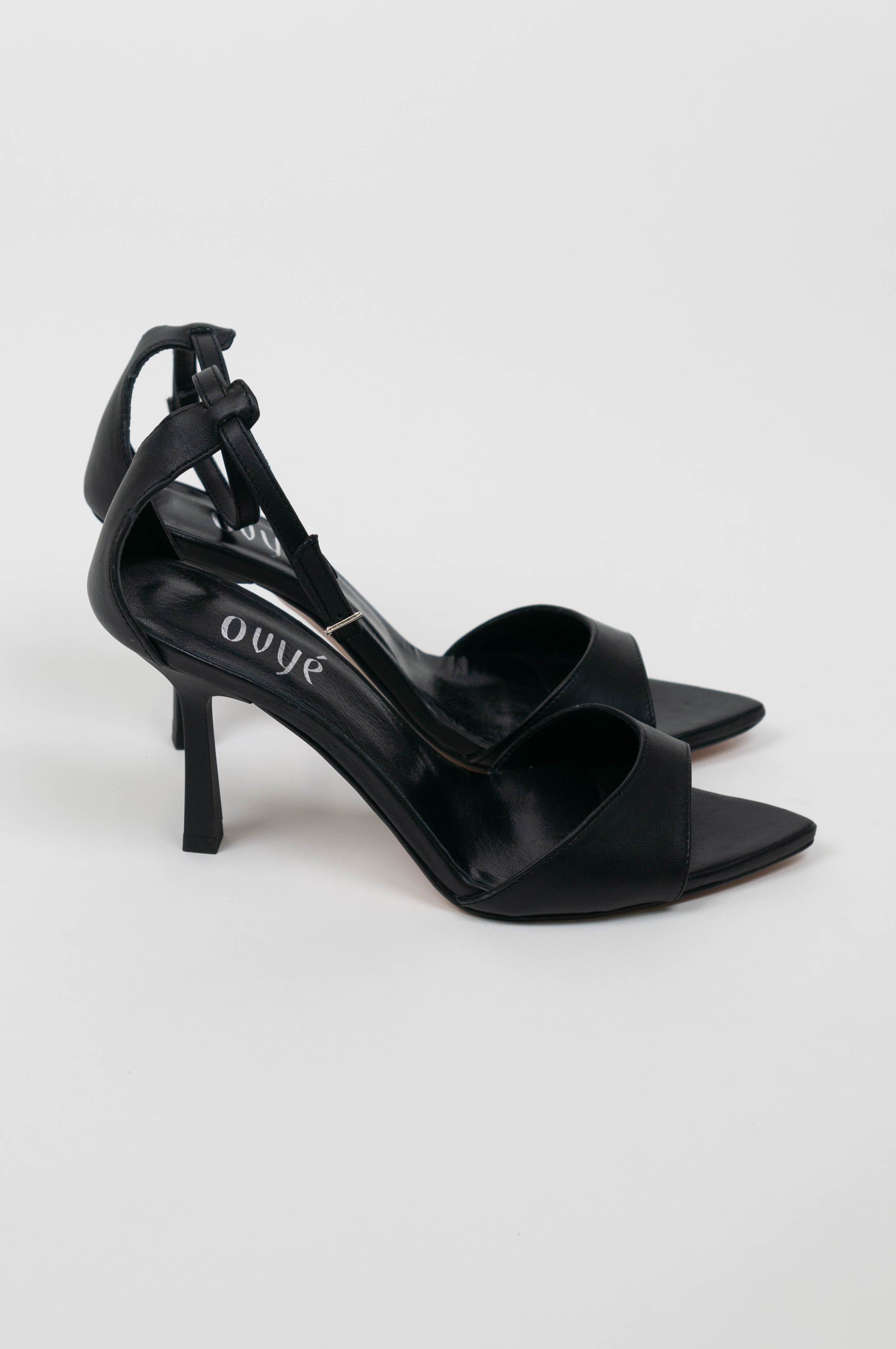 Ovyé - Sandalo a punta in pelle con cinturino alla caviglia