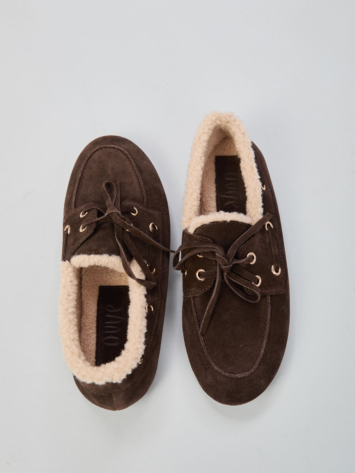 Ovyè - Mocassino in suede punta tonda con lacci e fodera in morbida pelliccia