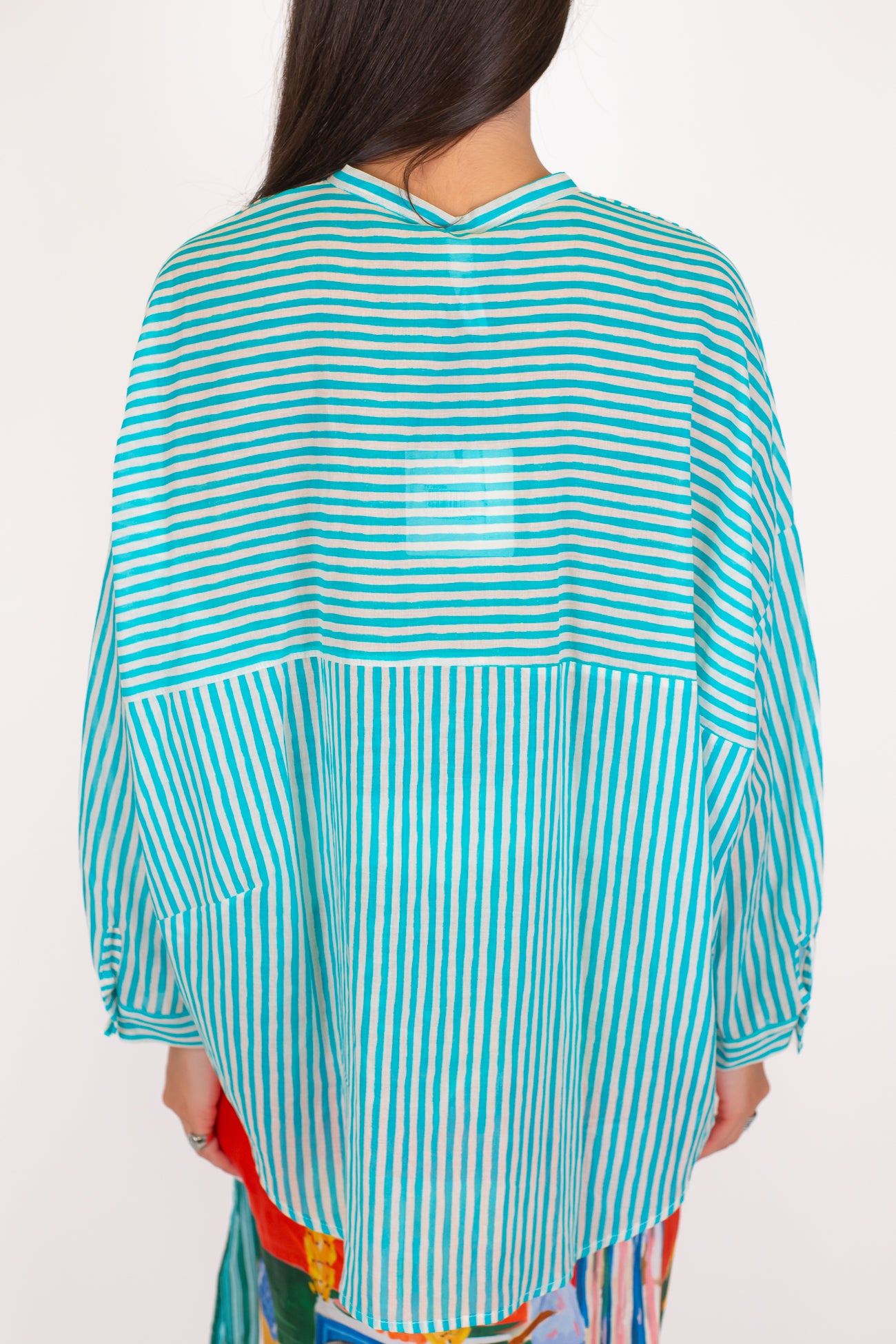 Tensione in - Camicia fantasia a righe in mussola di cotone con taschino fantasia etnica