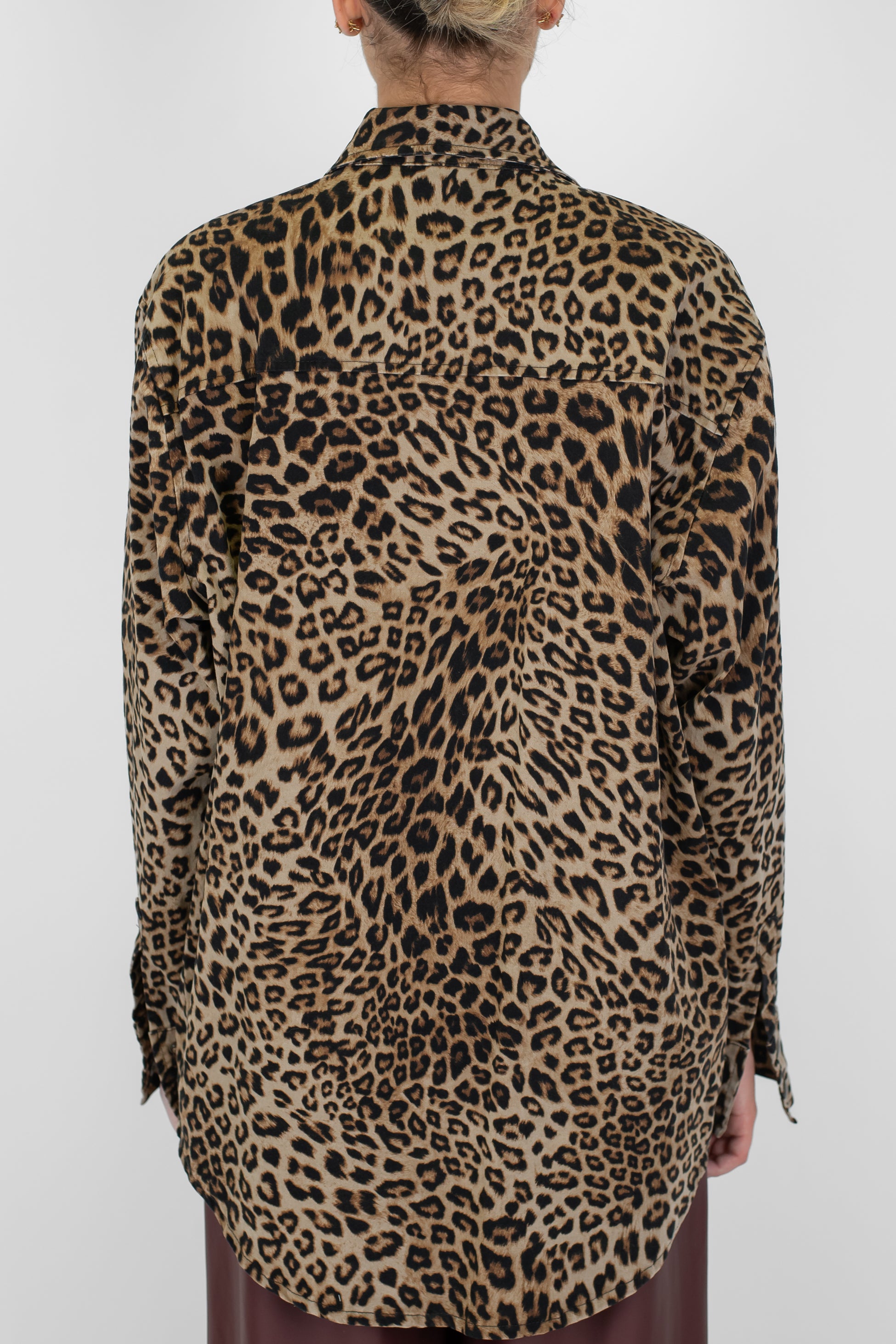Tensione in - Camicia con tasconi fantasia animalier