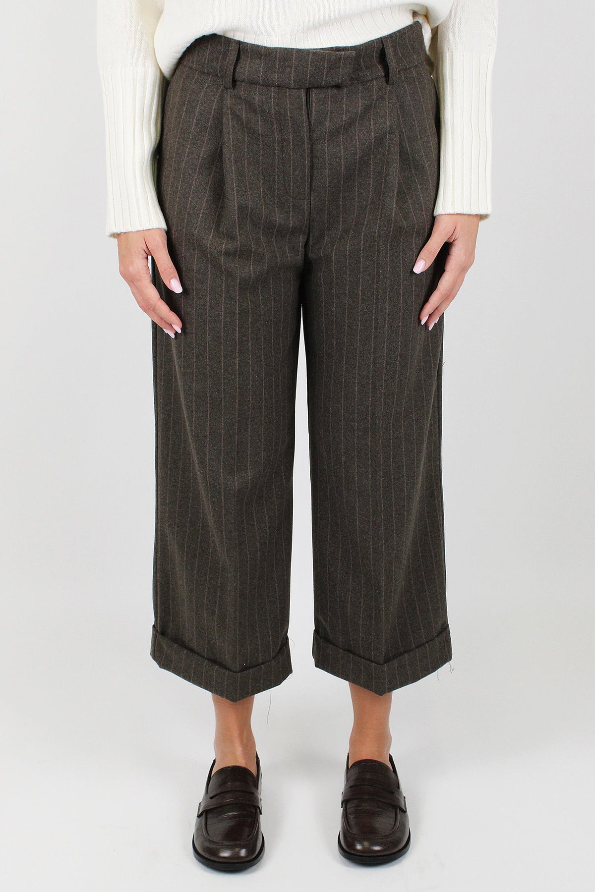 Tensione in - Pantalone regular crop gessato in misto lana con abbottonatura a scomparsa