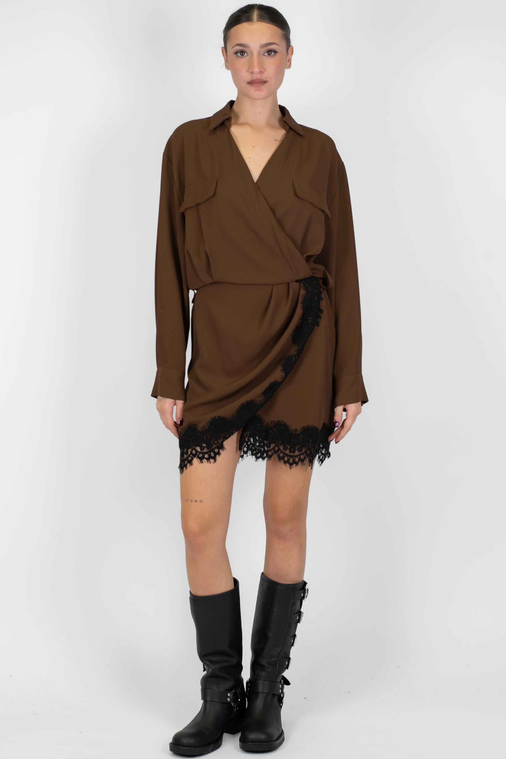 Tensione in - Abito corto tessuto fluido con inserti in pizzo