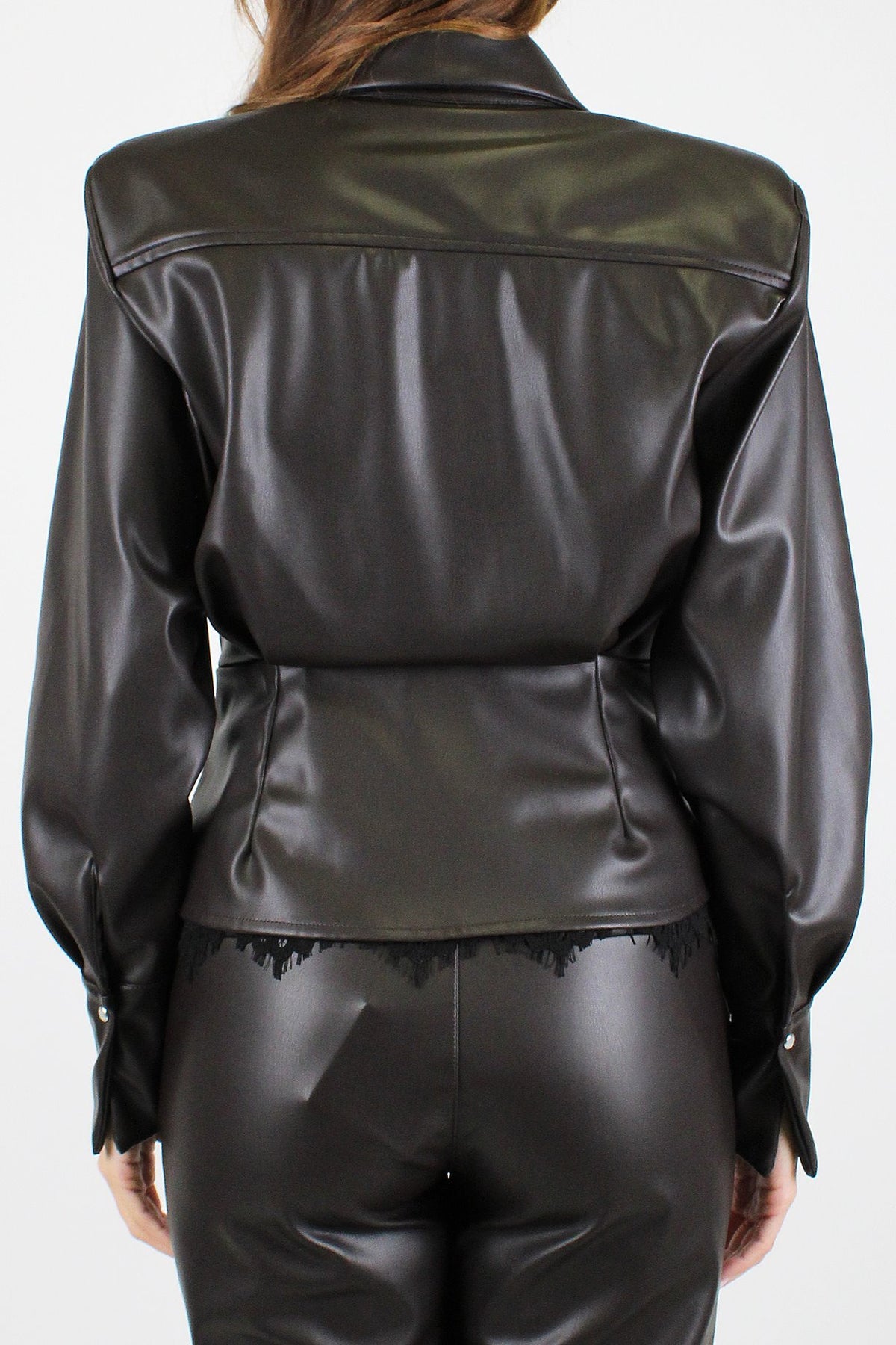 Tensione in - Camicia in ecopelle sfiancata con spalline