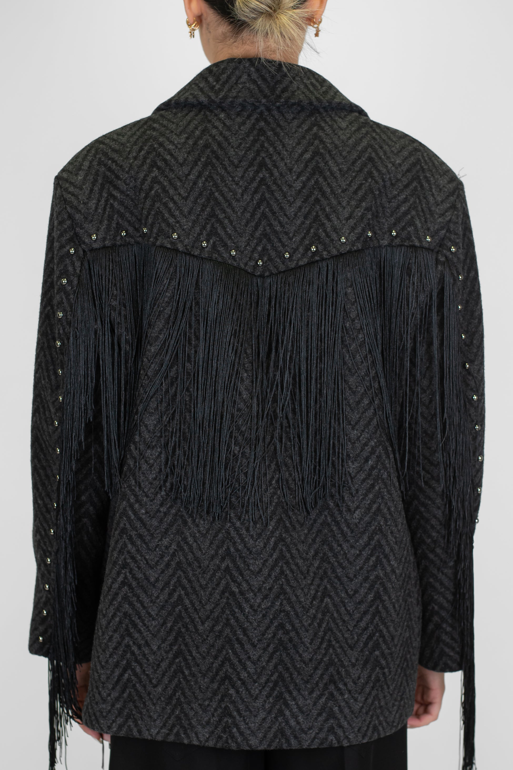 Tensione in - Giacca doppiopetto fantasia spigata con borchie e frange sul retro