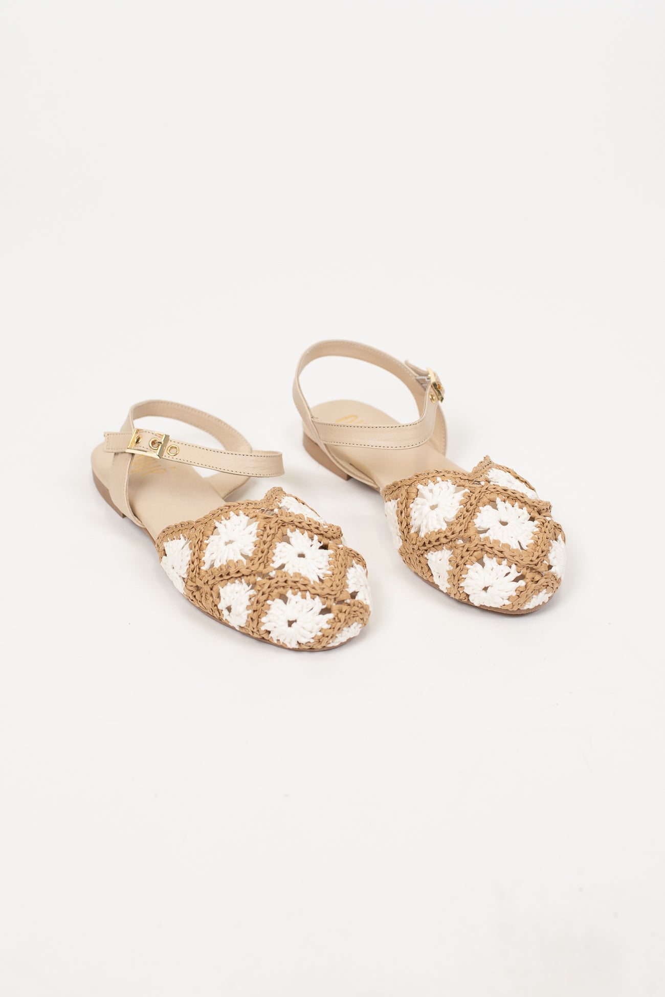 Ovyé - Slingback bassa in rafia con cinturino in pelle