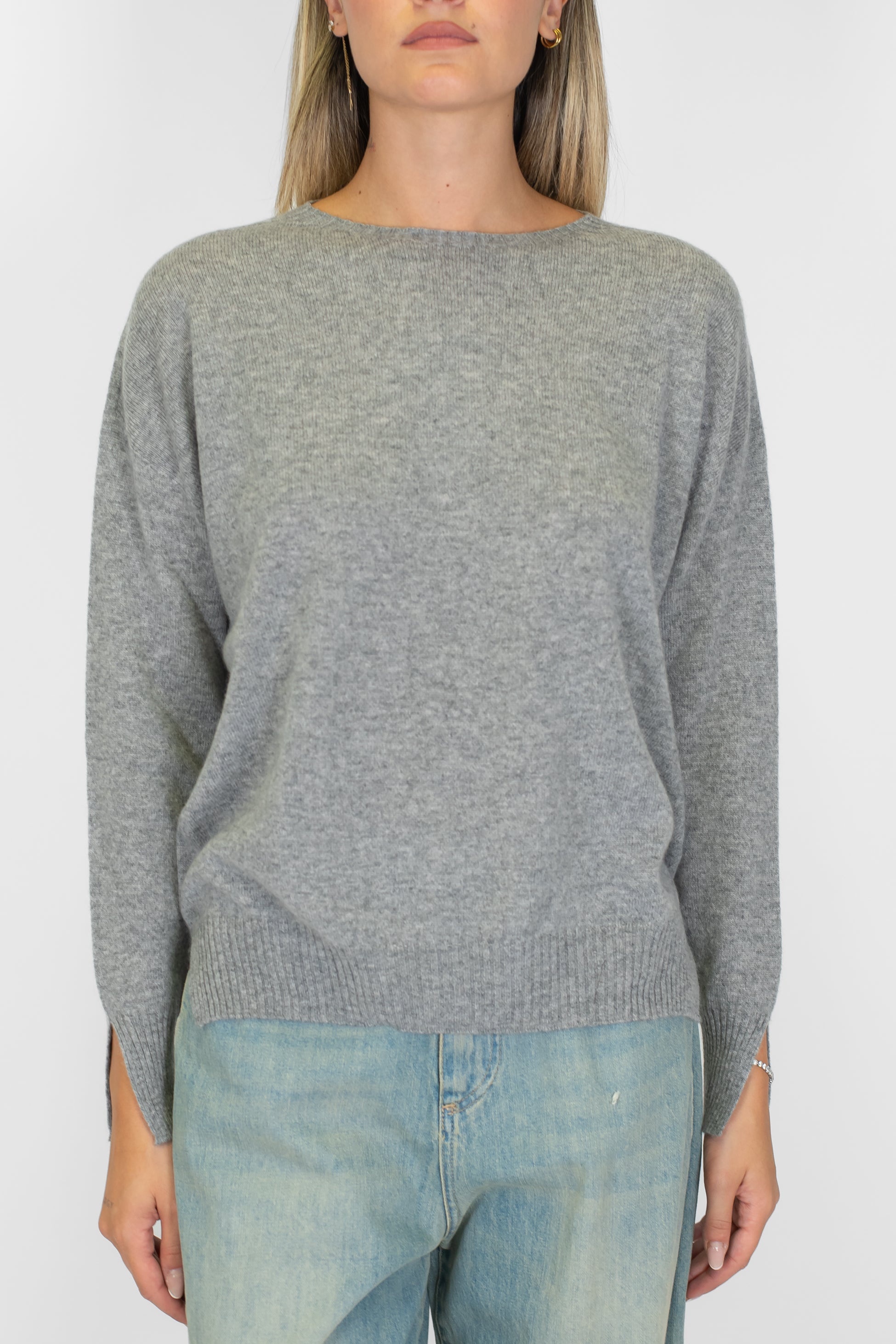 Tensione in - Maglia girocollo in puro cashmere con spacchetti su polsi