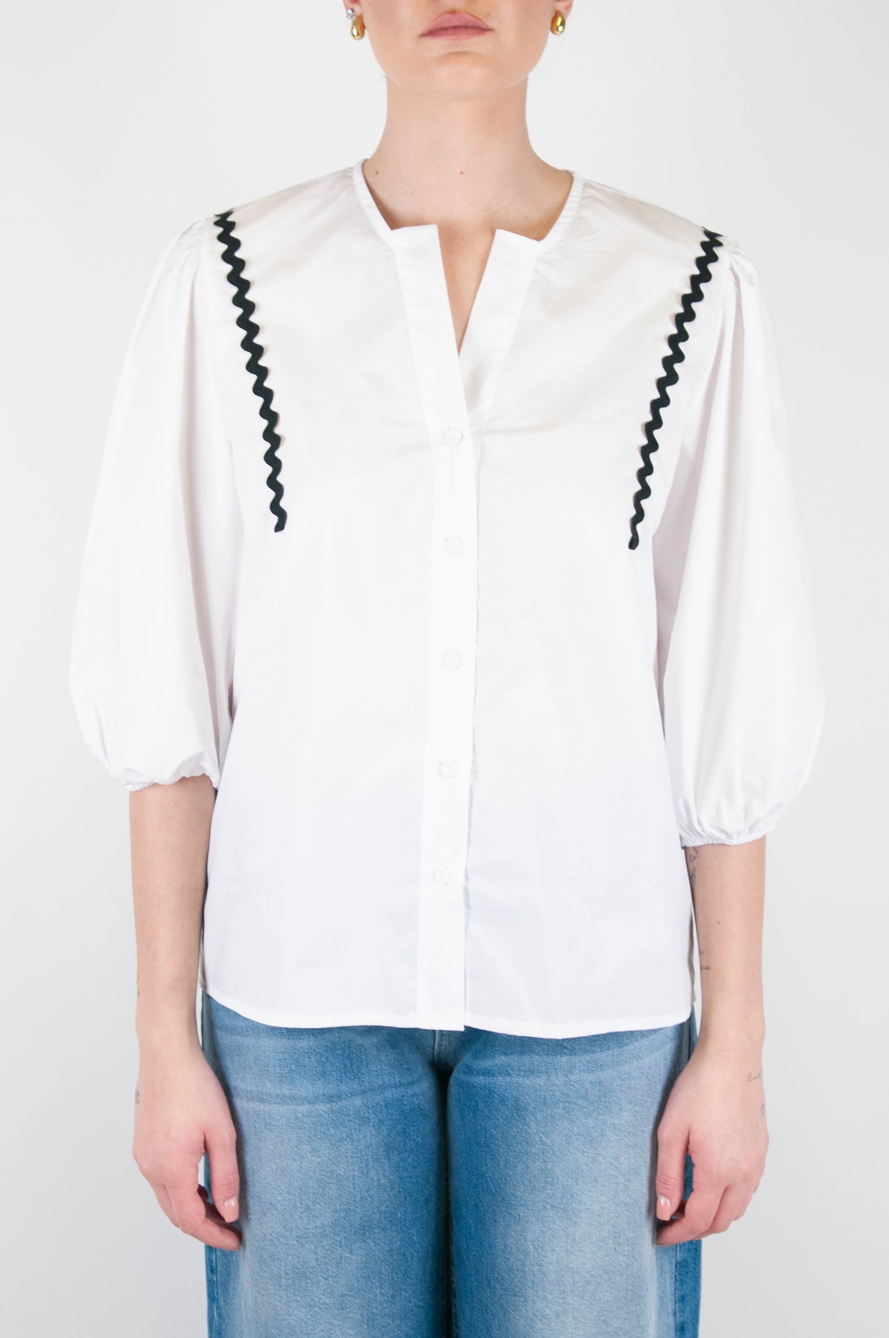 Tension in - Shirt with diagonal contrasting embroidery and three-quarter balloon sleeves